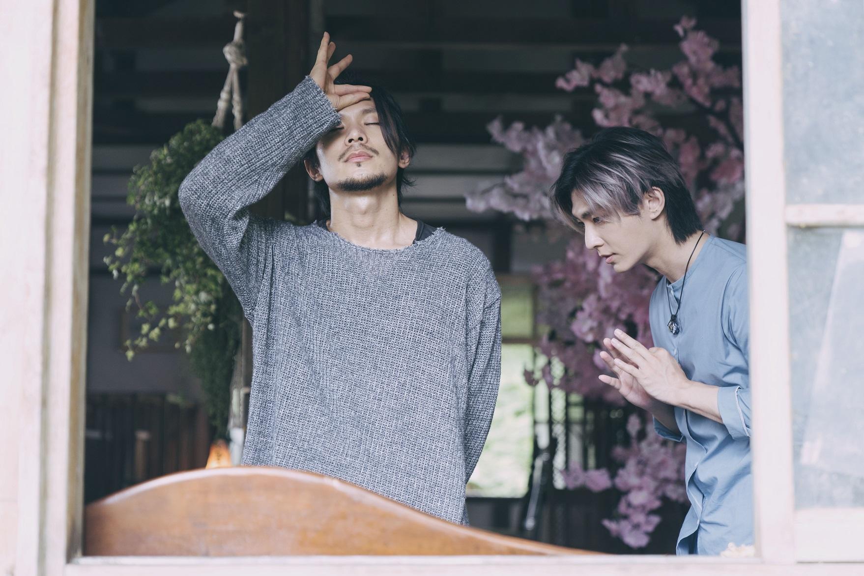 姚淳耀(左)飾演的「教主」本生老師充滿魅力,飾演偶像明星的炎亞綸(右)也因此入教。(絡思本娛樂提供)