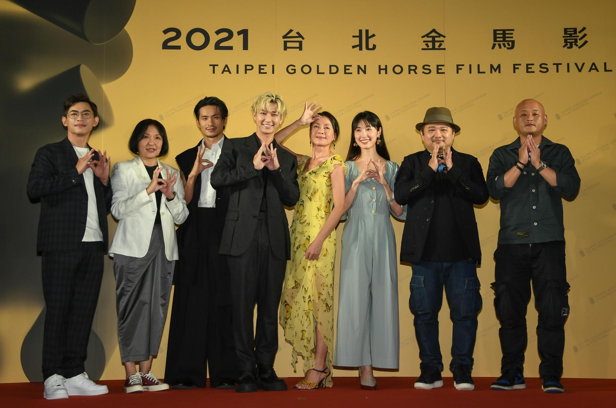 導演姜瑞智（左起）、編導吳絡纓、演員姚淳耀、炎亞綸、柯淑勤、田中千繪與製作人徐志怡、周銓出席《我願意》1、2集金馬影展首映活動。（金馬影展提供）