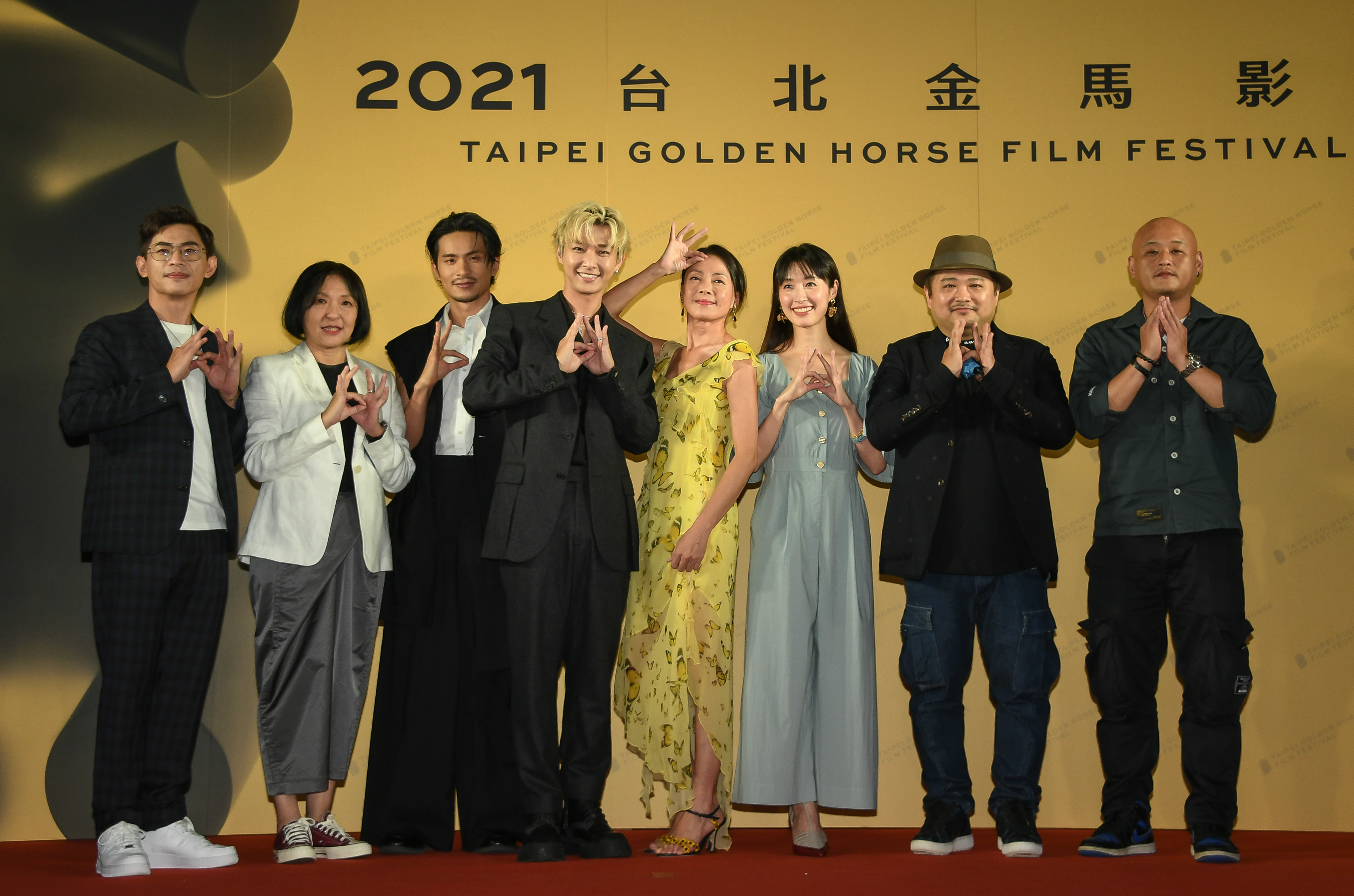 導演姜瑞智(左起)、編導吳絡纓、演員姚淳耀、炎亞綸、柯淑勤、田中千繪與製作人徐志怡、周銓出席《我願意》1、2集金馬影展首映活動。(金馬影展提供)