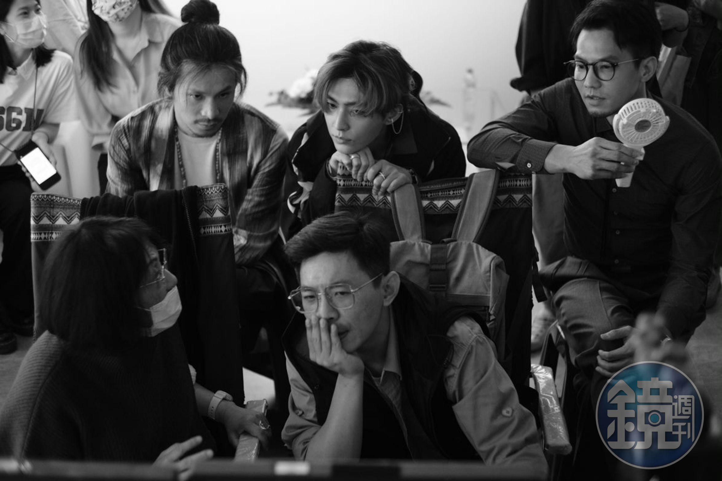 編導吳洛纓（前排左起）、導演姜瑞智與主要演員姚淳耀（後排左起）、炎亞綸、鄒承恩在拍片現場討論。（絡思本娛樂提供）