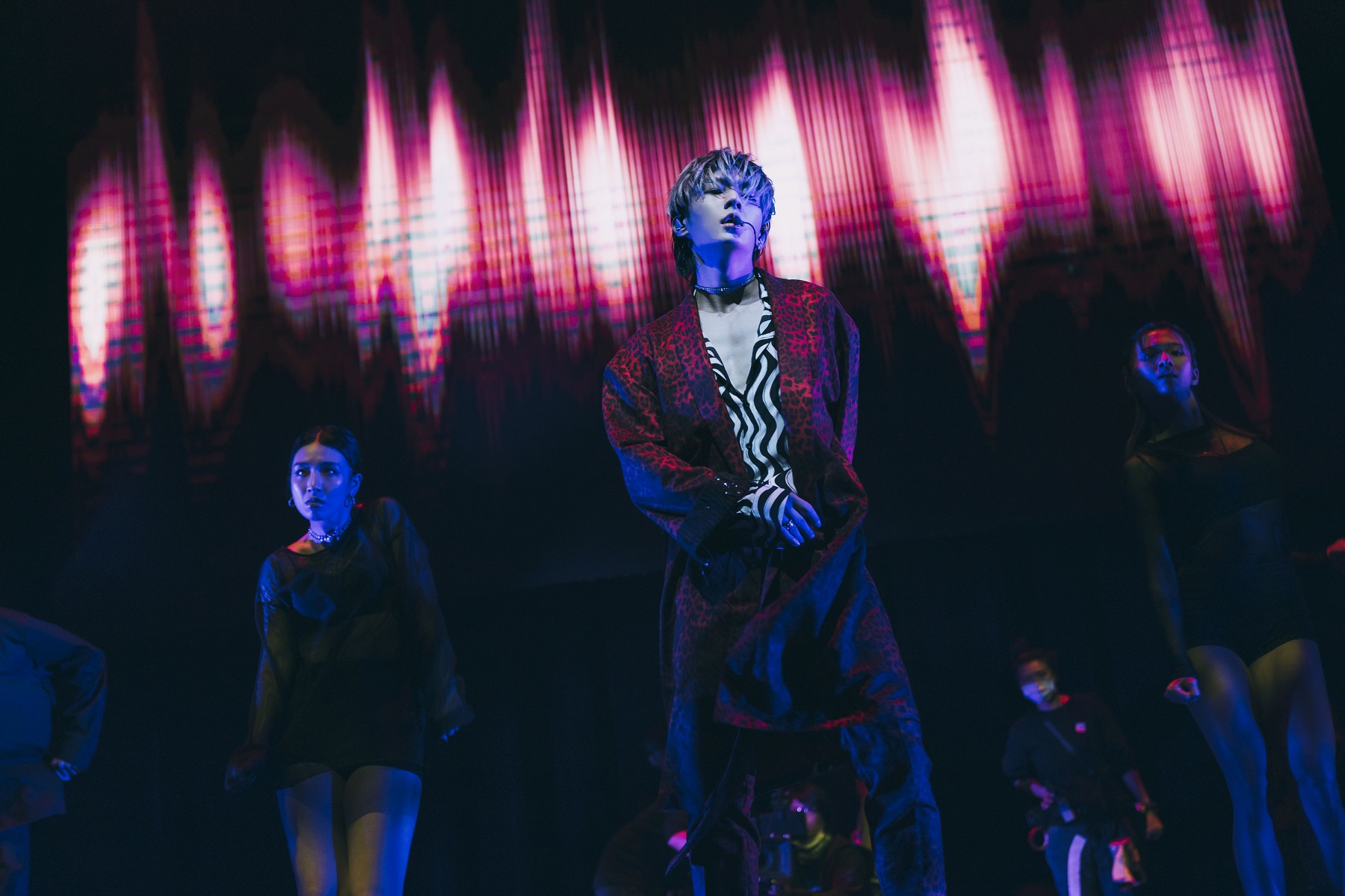 炎亞綸（中）飾演的偶像明星費慕淇在劇中舉辦演唱會，是全劇規模最大的一場戲。（絡思本娛樂提供）