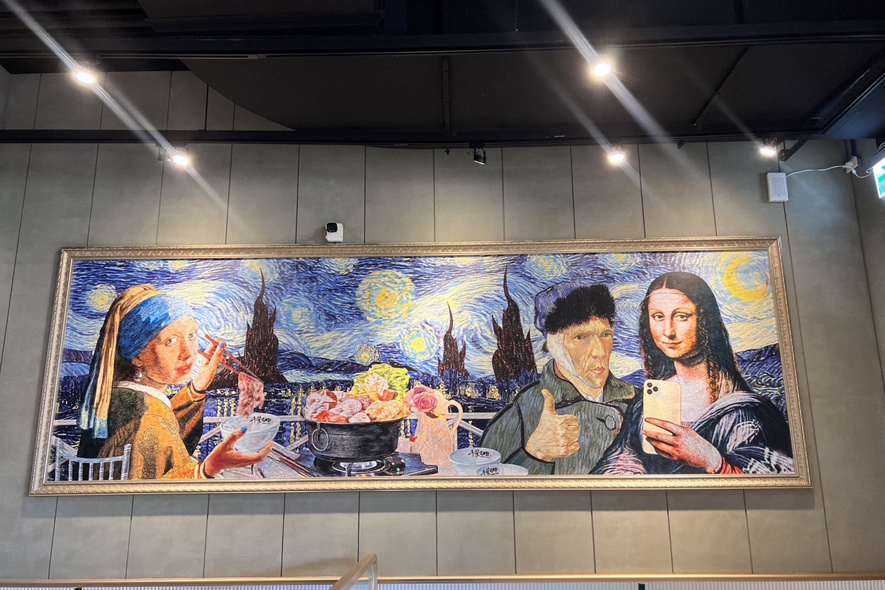中壢店把經典的梵谷自畫像、蒙娜麗莎的微笑等名畫連結現代生活變梗圖，要讓民眾拍照打卡。（千葉餐飲提供）
