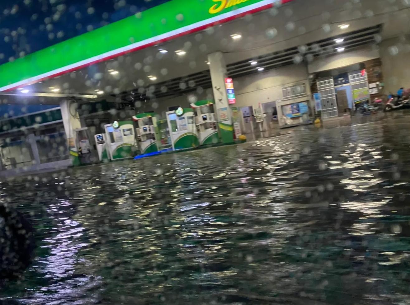 台南市永康工業區一帶及交流道附近出現嚴重淹水的狀況,馬路瞬間變成小河。(翻攝自記者爆料網)