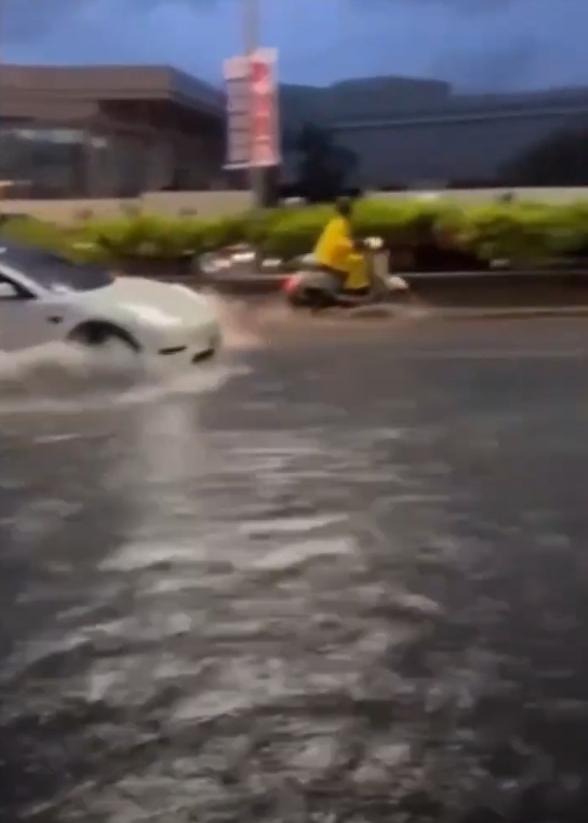 台南永康工業區淹水,水深高度約莫達半個汽車輪胎。(翻攝自記者爆料網)