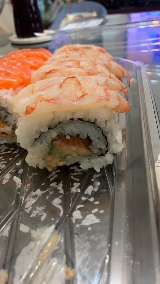 鮭魚和鮮蝦握壽司底下不是單純白飯，而是包滿料的花壽司。（翻攝自Costco好市多 商品經驗老實說）