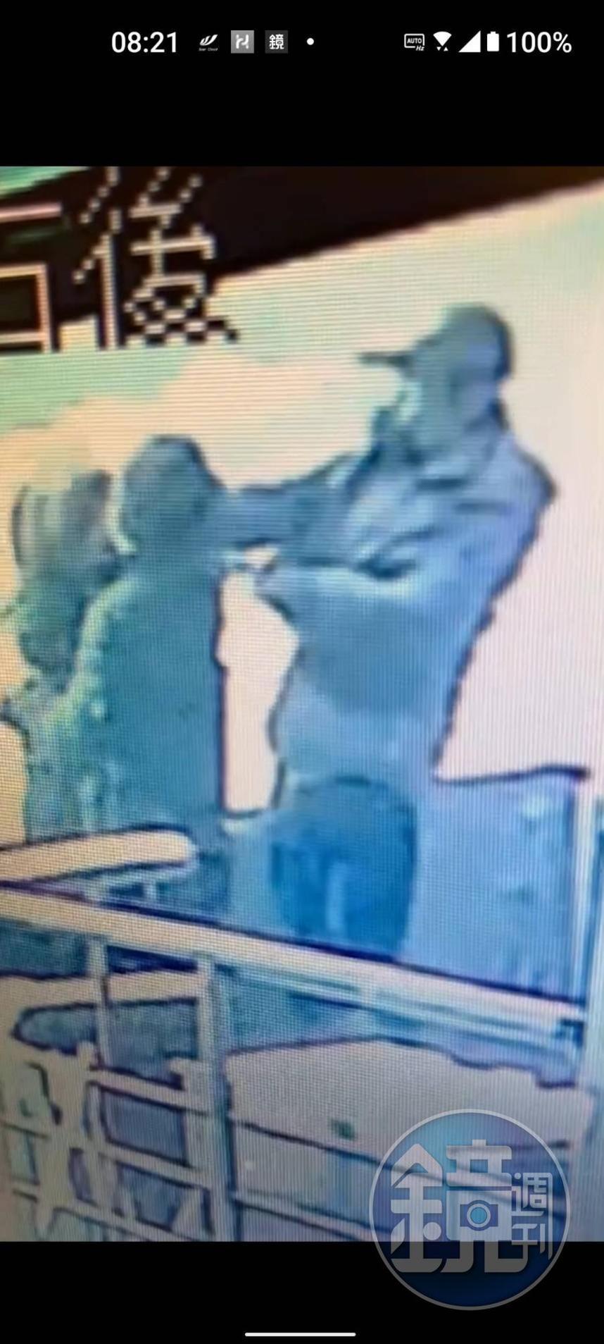 孫男與民眾發生口角後，出拳痛毆民眾。（讀者提供）