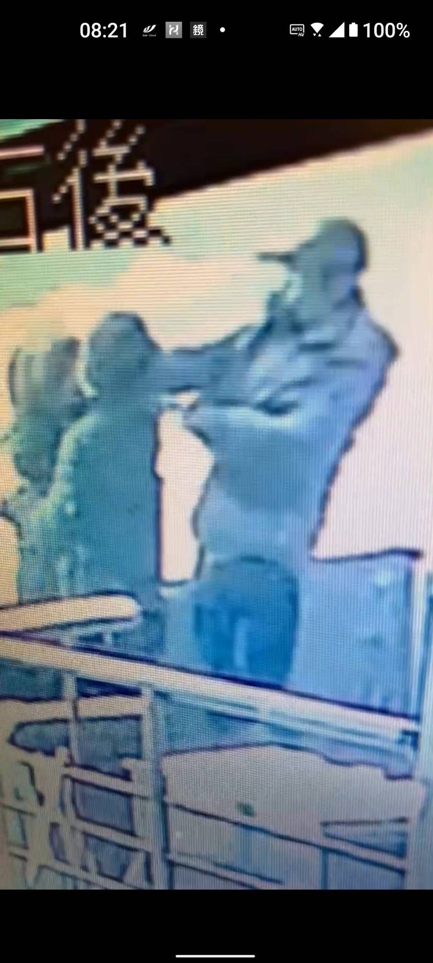 孫男與民眾發生口角後，出拳痛毆民眾。（讀者提供）