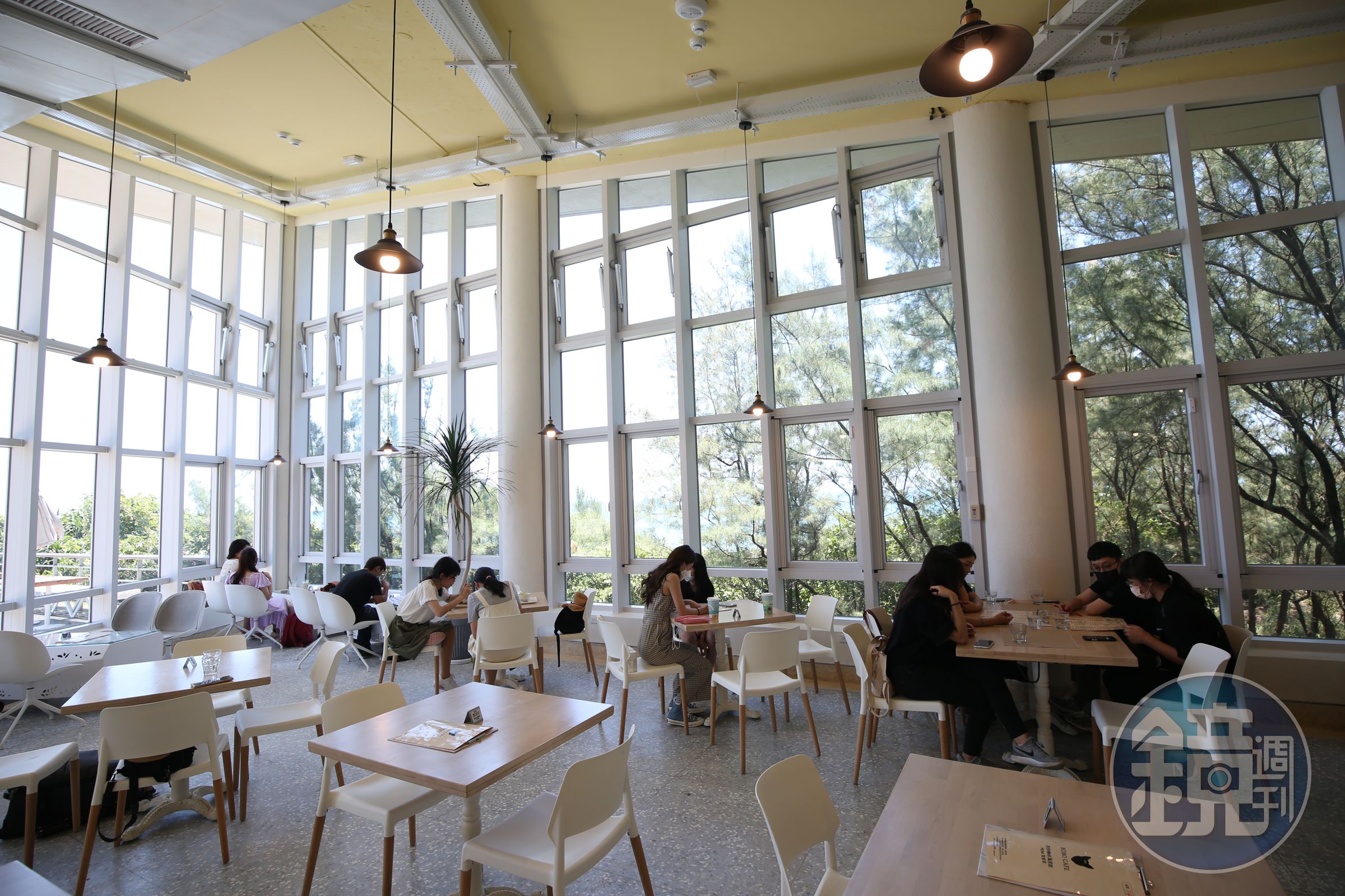 「豹豹咖啡 海邊館」疫情下重新整修，換了店名和LOGO，裝潢明亮簡潔。