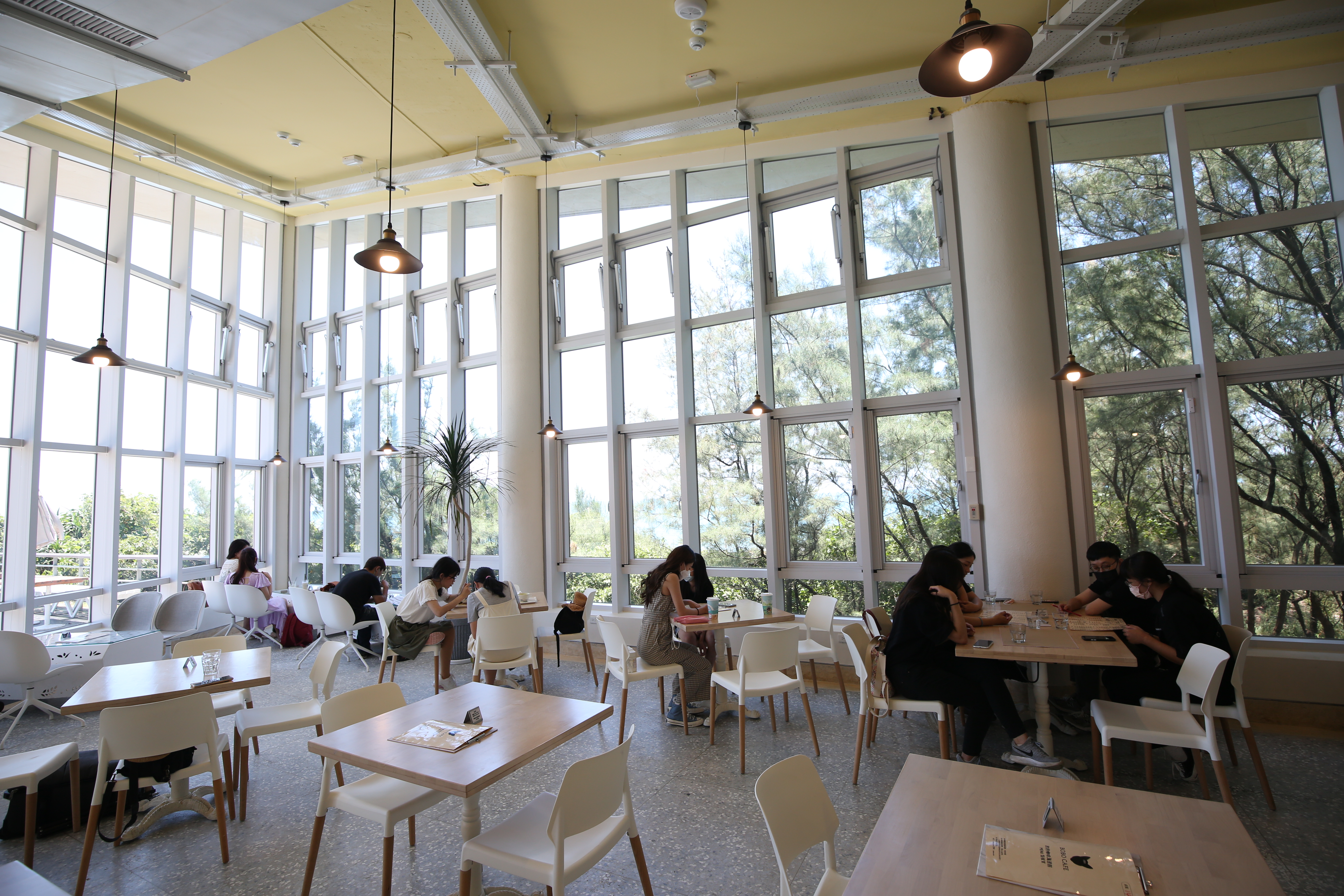 「豹豹咖啡 海邊館」疫情下重新整修，換了店名和LOGO，裝潢明亮簡潔。