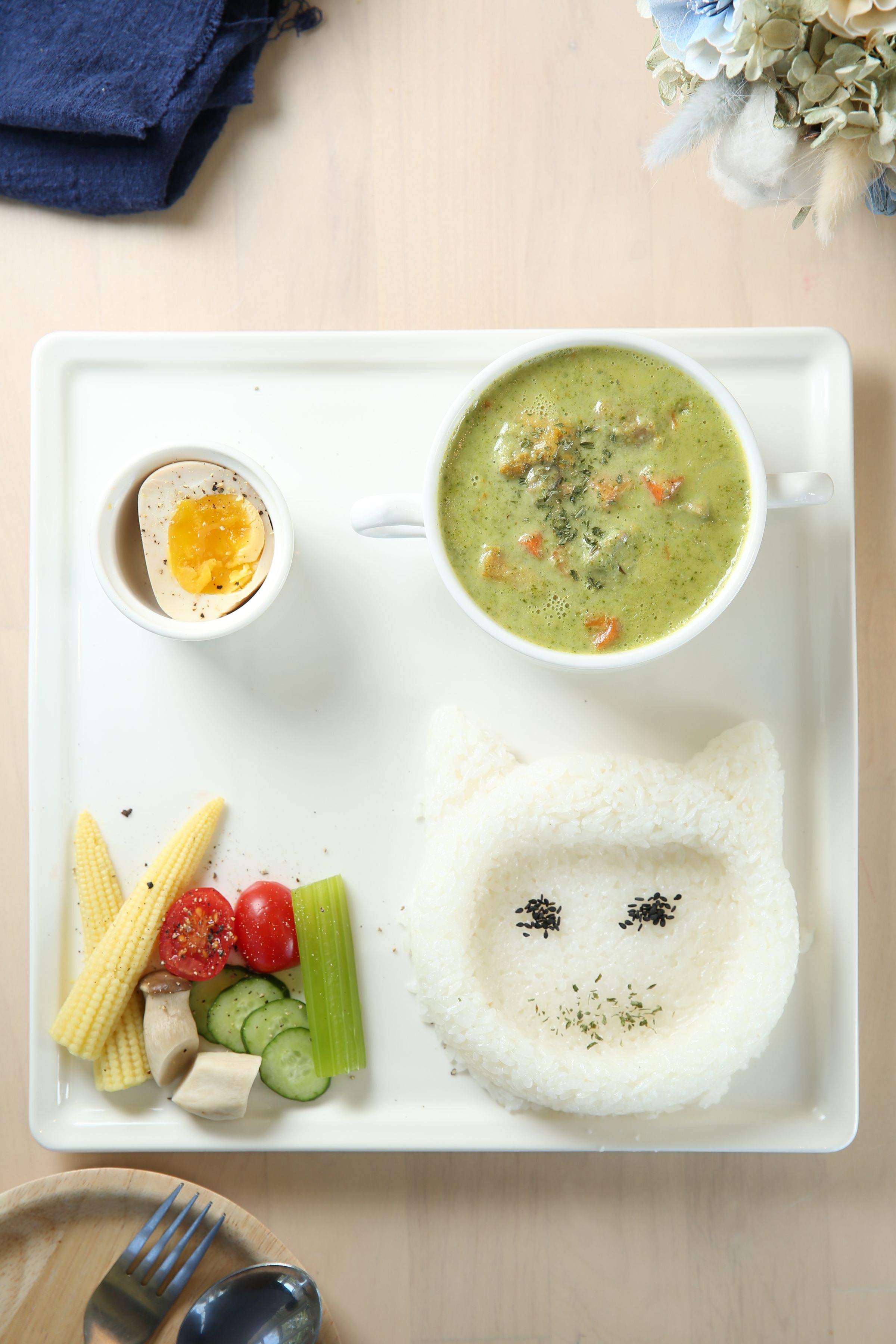 鹹食餐點如「菠菜起司雞肉飯」也不會讓人失望，口感和起司濃度都恰到好處。（290元／份）