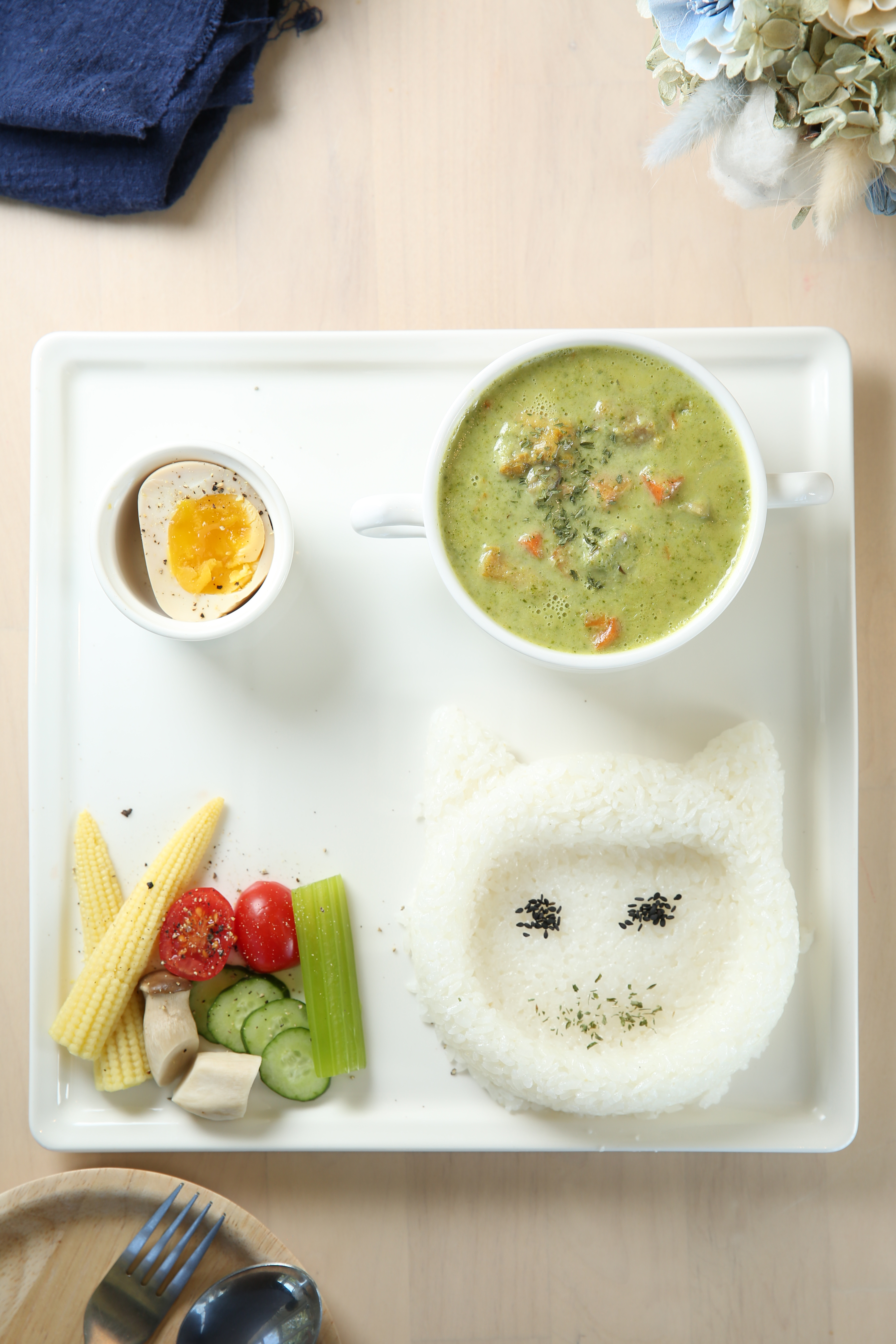 鹹食餐點如「菠菜起司雞肉飯」也不會讓人失望，口感和起司濃度都恰到好處。（290元／份）