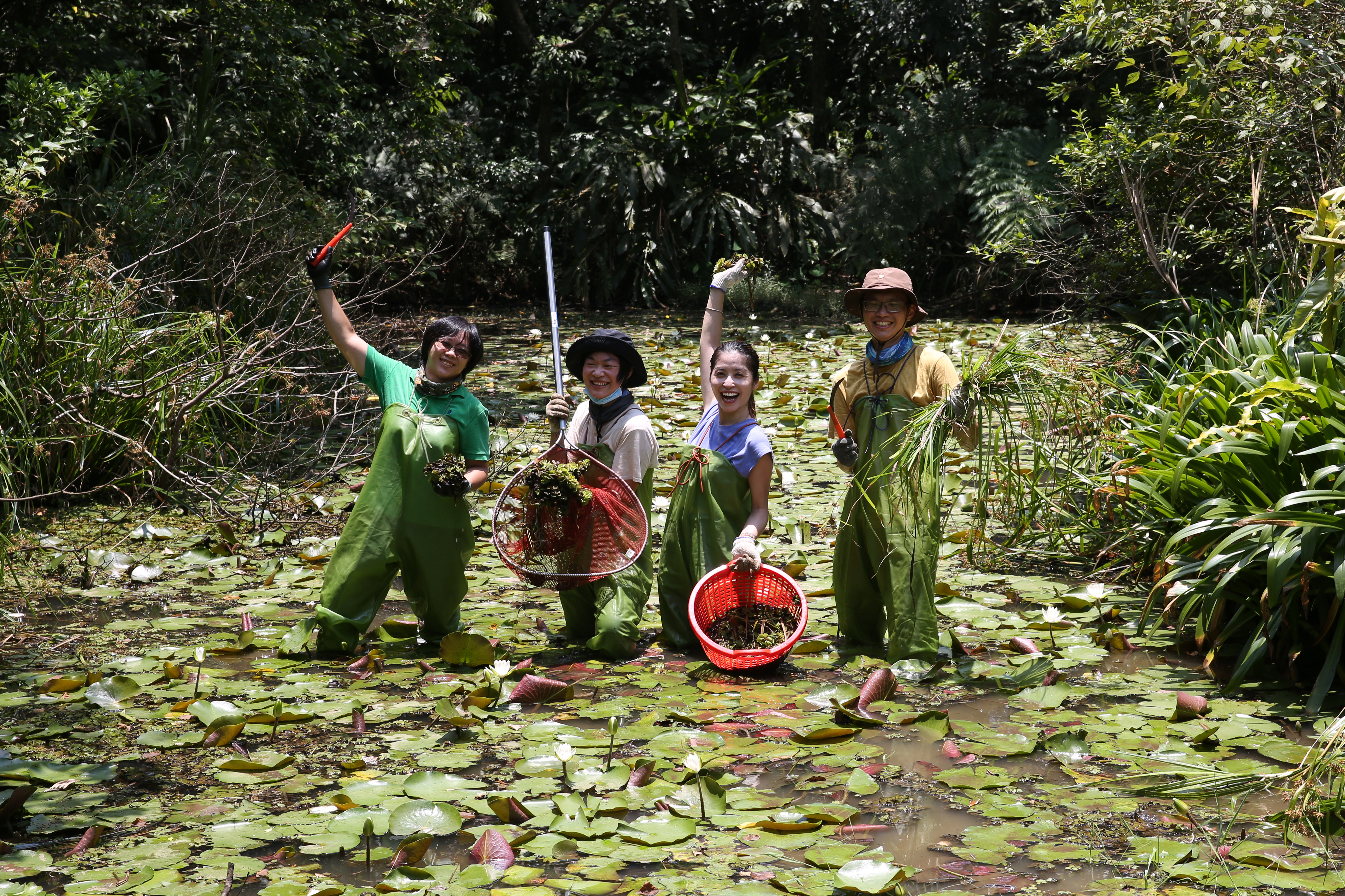台灣環境資訊協會的年輕人，延續創辦人王德昌的環境永續精神，一起經營著「阿里磅生態農場」。