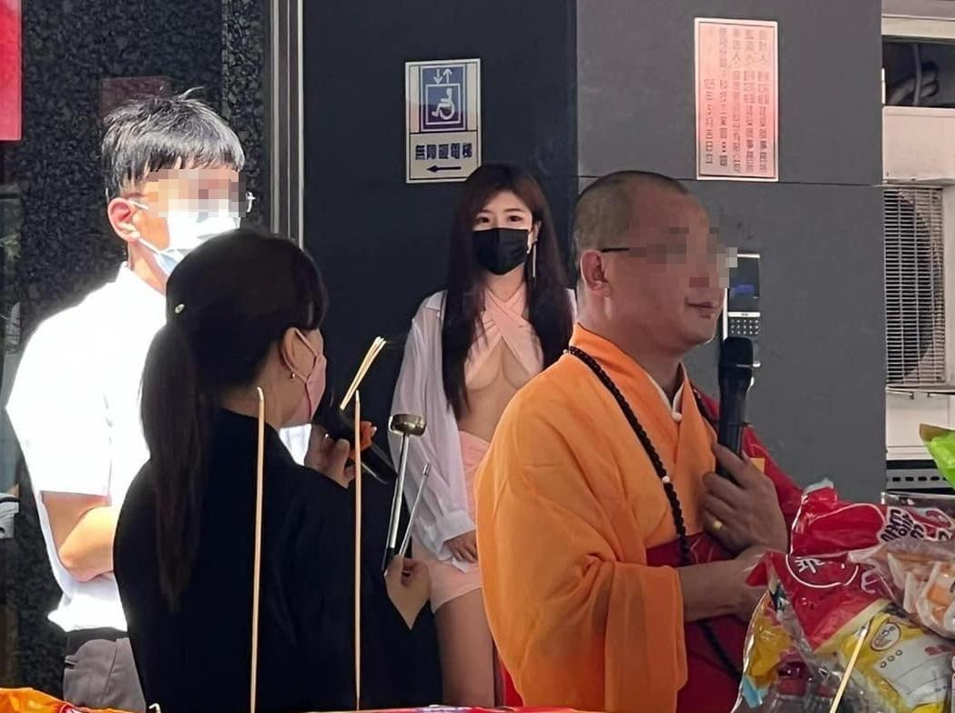 正妹參與公司普渡祭拜的照片引起1.2萬人注意。(翻攝自爆廢公社公開版)