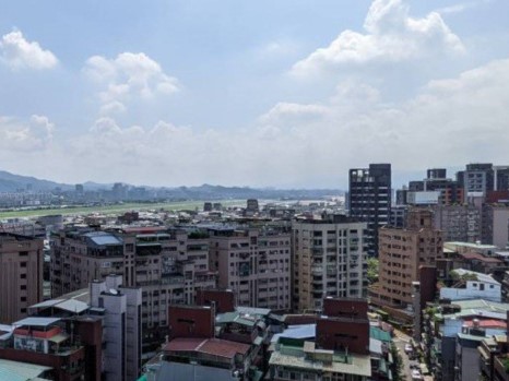 6年400萬元的免稅優惠，一旦戶籍被遷出恐怕無法適用這項優惠條件。（信義房屋提供）