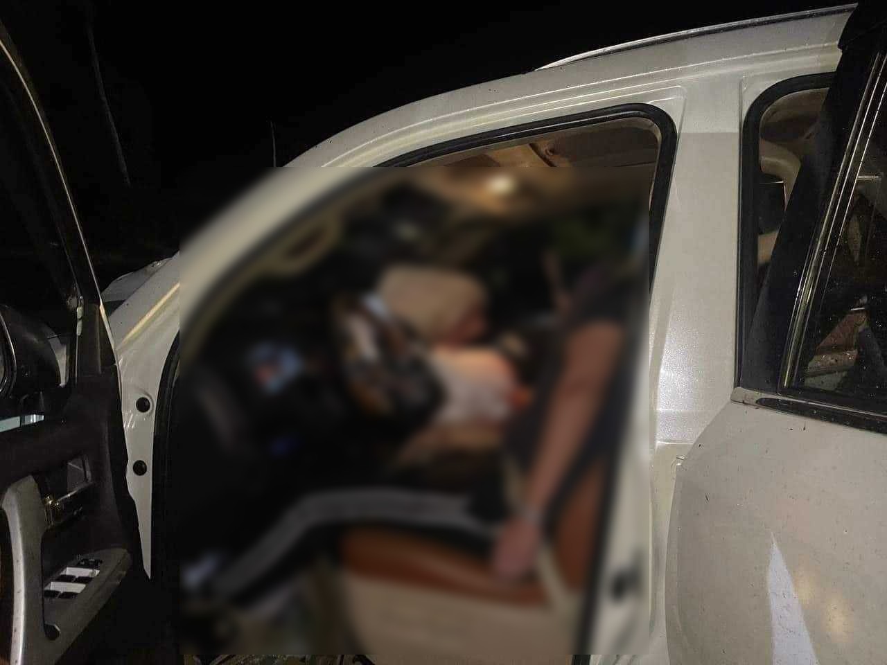 中國籍歹徒逃跑時撞車,慘死車內。(翻自《柬華日報》)
