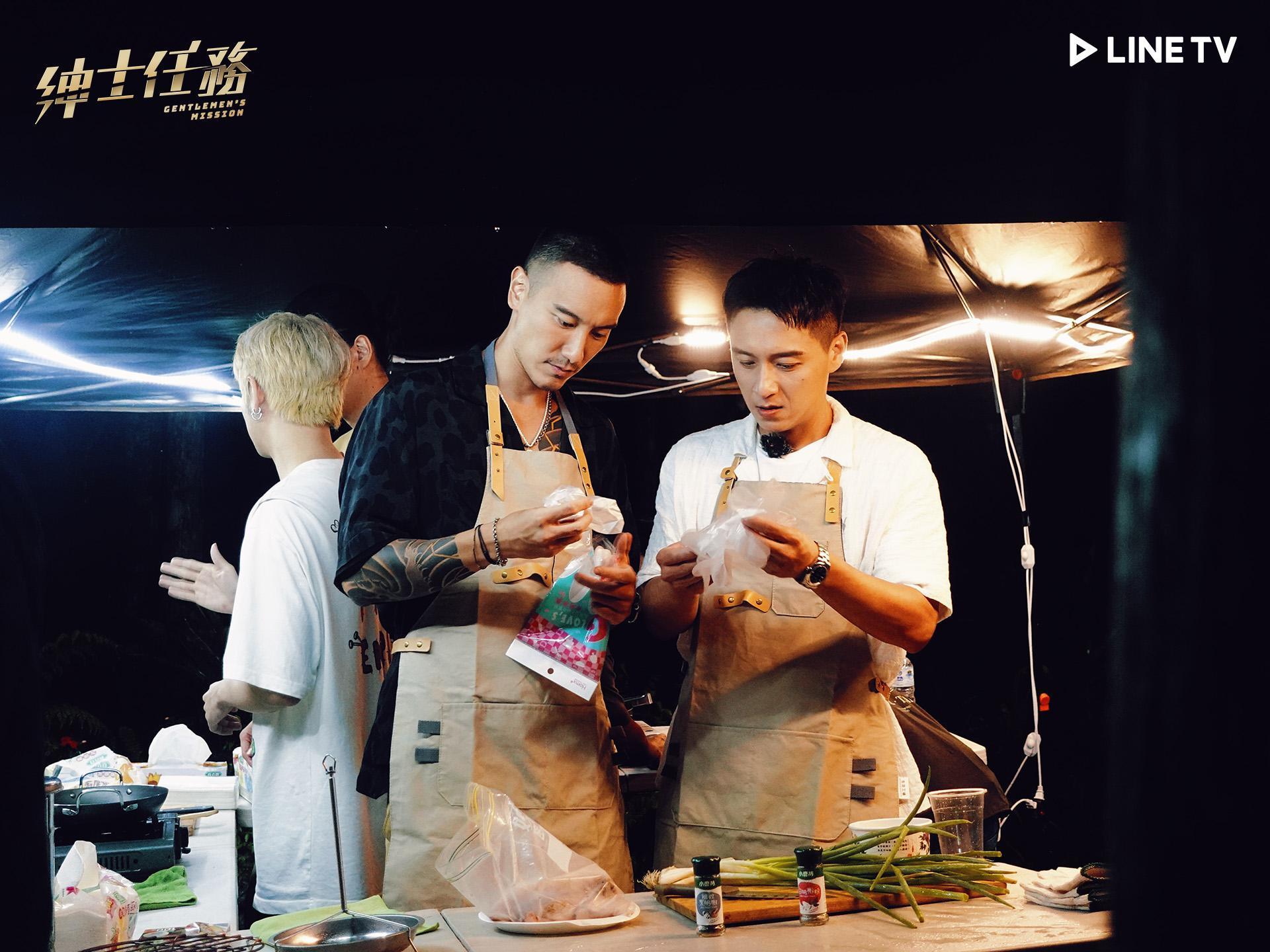 主持人王陽明(左)、鄭人碩(右)大展廚藝。(LINE TV提供)