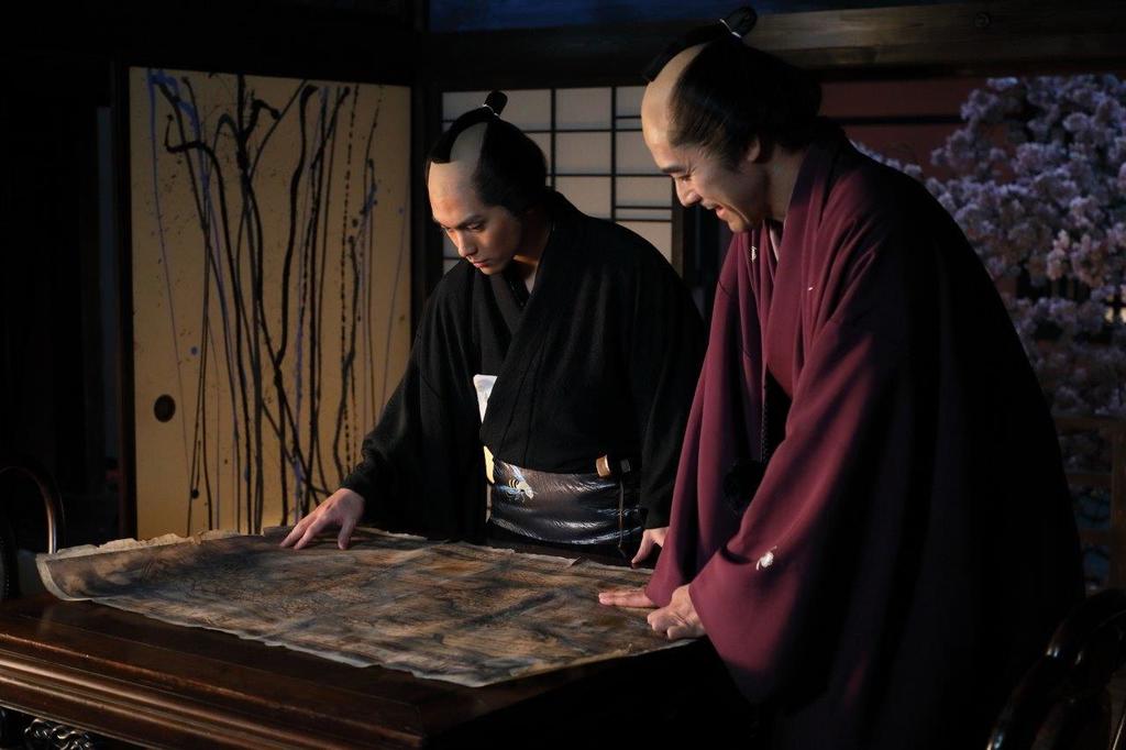 阿部寬(右)在《北齋:浮世繪傳奇》飾演出版商蔦屋重三郎,當柳樂優彌飾演的葛飾北齋浪子回頭拿畫作回來找他,喜出望外說:「等你等到得了江戶病。」(傳影互動提供)