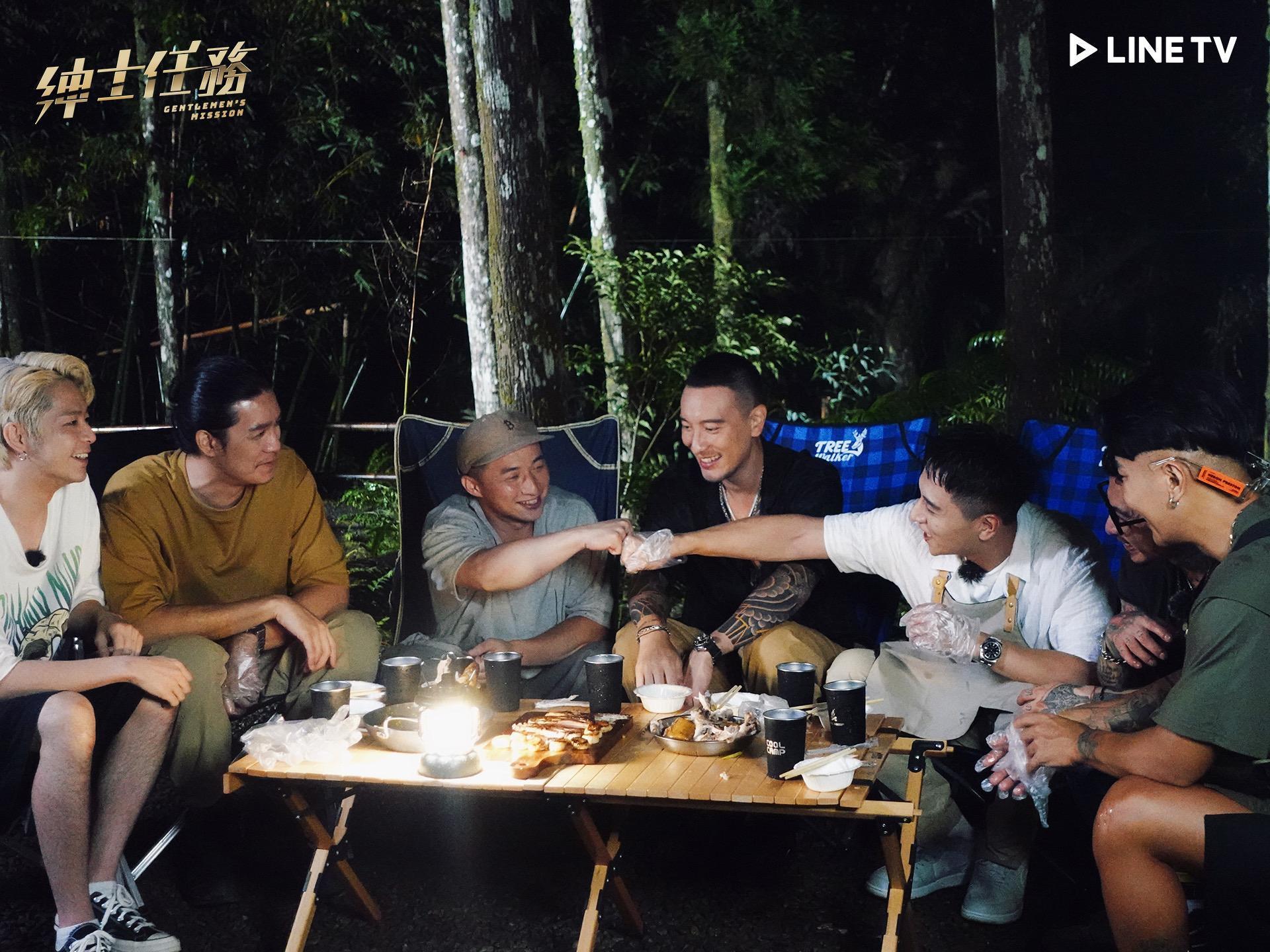 被改造者修億(中)與主持人鄭人碩(右3)擊拳。(LINE TV提供)