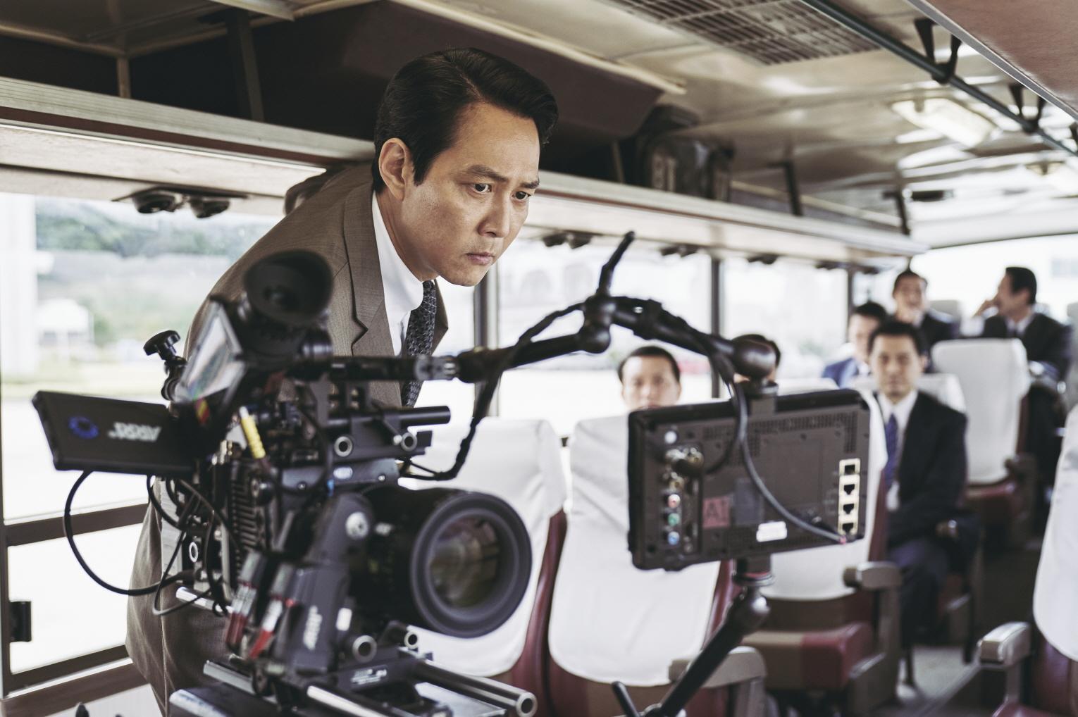李政宰首部自編自導自演電影《獵首密令》（HUNT）在韓國上映後佳評如潮，也登上票房冠軍。（翻攝自Daum Movie）