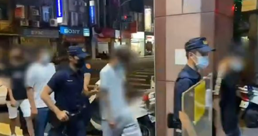 4名青少年打公共電話謊稱發生大規模械鬥,事後警方依社維法移送法辦。(翻攝畫面)
