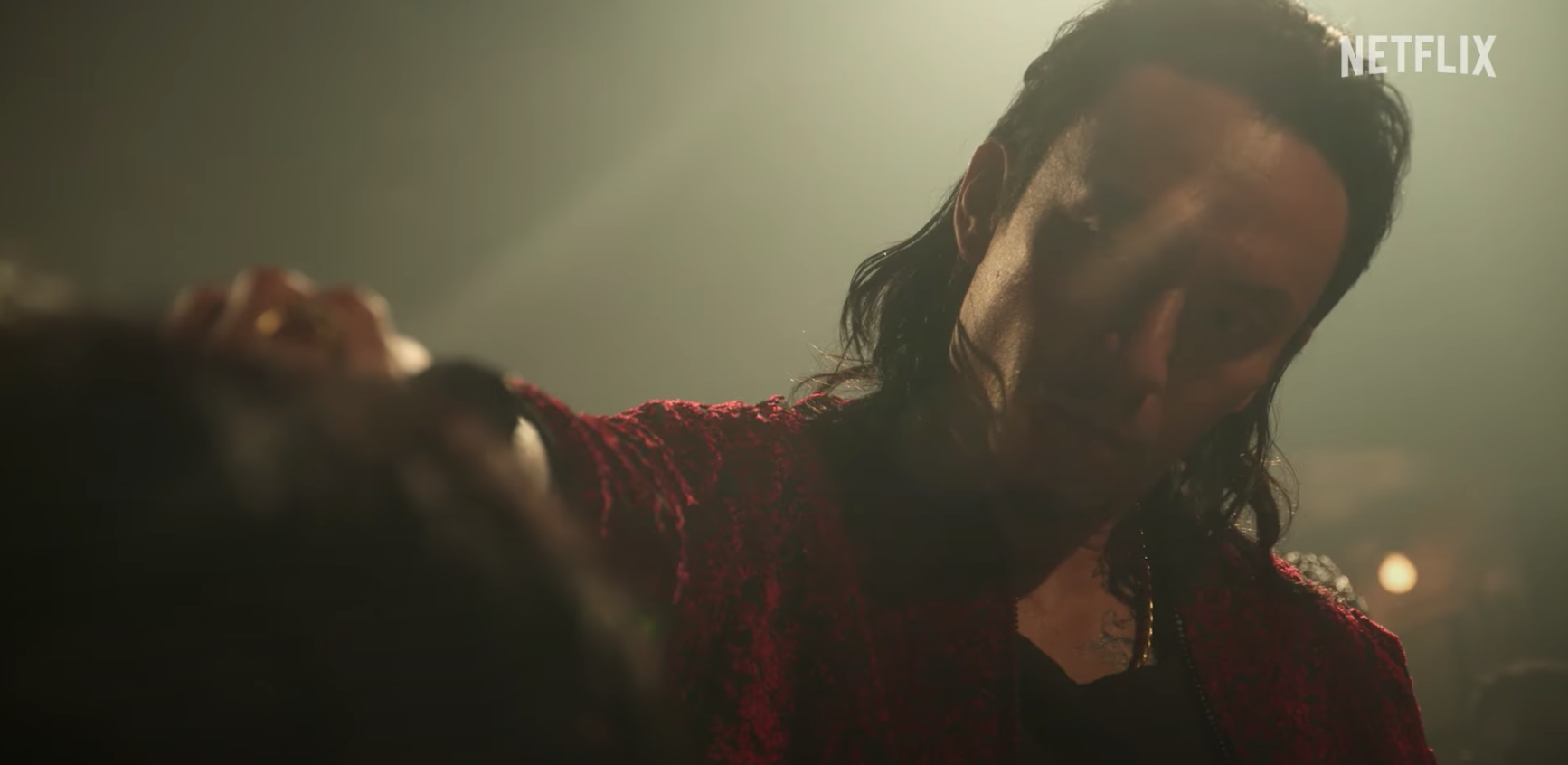 張震拿槍抵著河正宇的頭,殺氣滿滿。(翻攝自Netflix Asia YT)