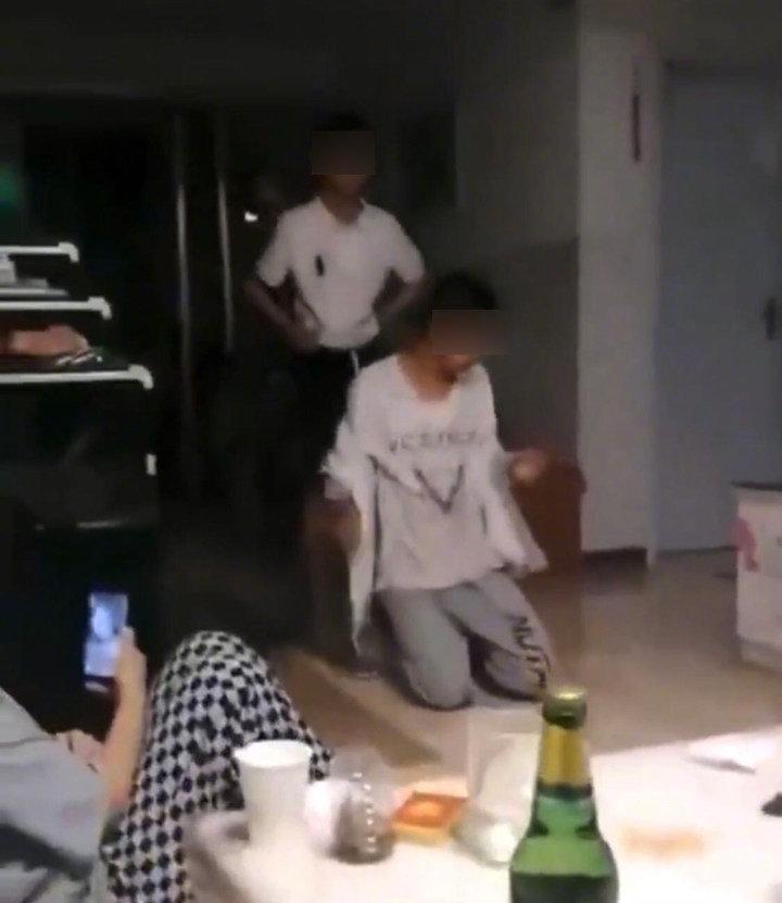 毛男被8名少年圍毆。(翻自微博)