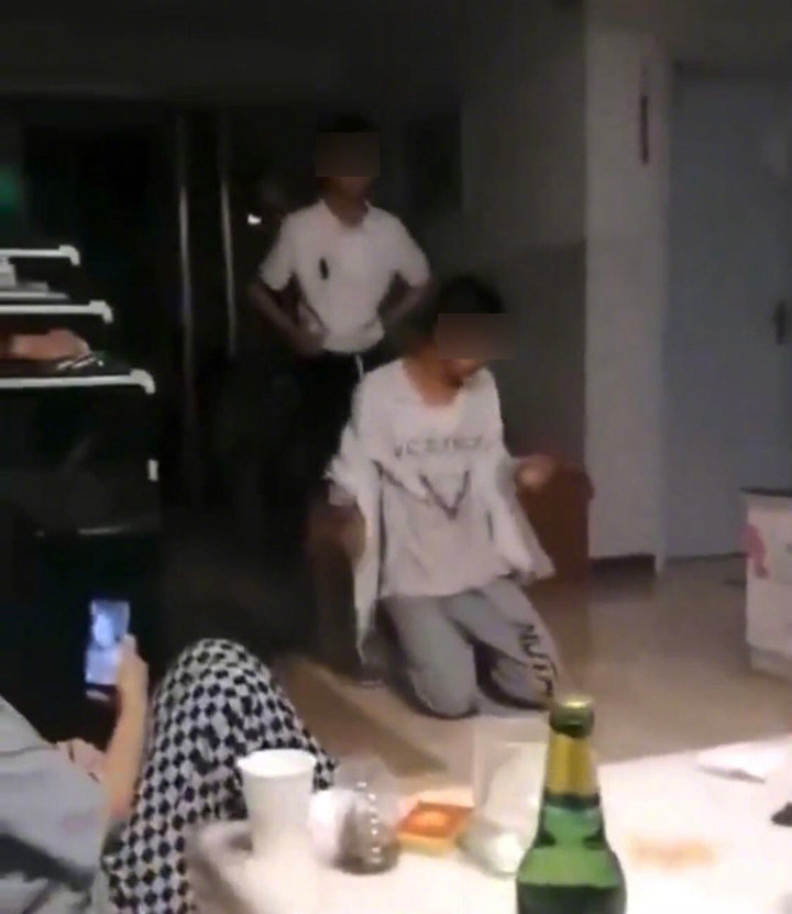 毛男被8名少年圍毆。（翻自微博）
