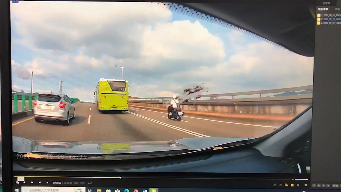 王姓（右、白衣者）機車騎士昨晚騎機車行經民權大橋。（民眾提供）