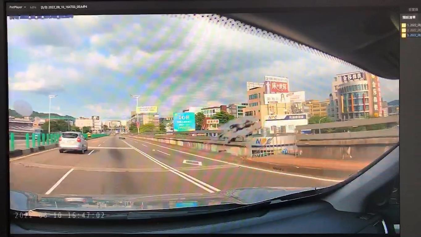 一輛汽車行車紀錄器拍下王男（中）摔落橋下的瞬間。（民眾提供）