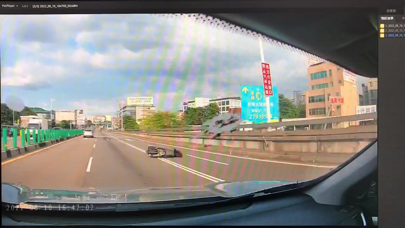 王姓騎士的機車摔落在民權大橋上。（民眾提供）