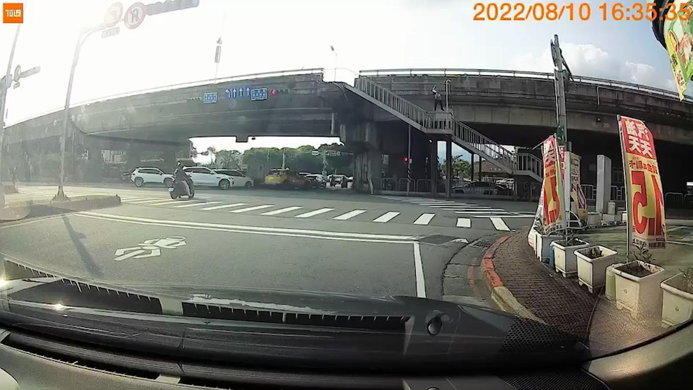 王姓機車騎士由民權大橋右側的人民步橋處墜橋。（民眾提供）