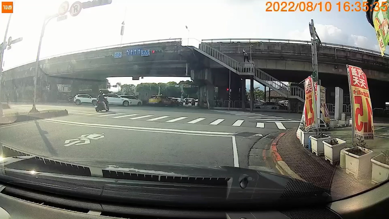 王姓機車騎士由民權大橋右側的人民步橋處墜橋。(民眾提供)