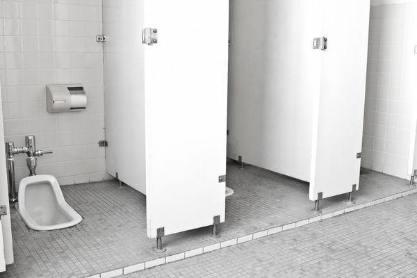 學校地下2樓廁所傳女孩哭聲，2名教官巡邏後出現詭異狀況，急速撤退。（示意圖，Pakutaso）