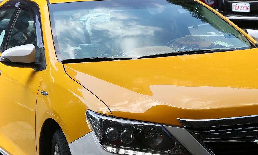 有運將因不熟路況、跟丟前車,竟遭對方踹斷後照鏡嗆聲。示意圖,非當事計程車。(本刊資料照)