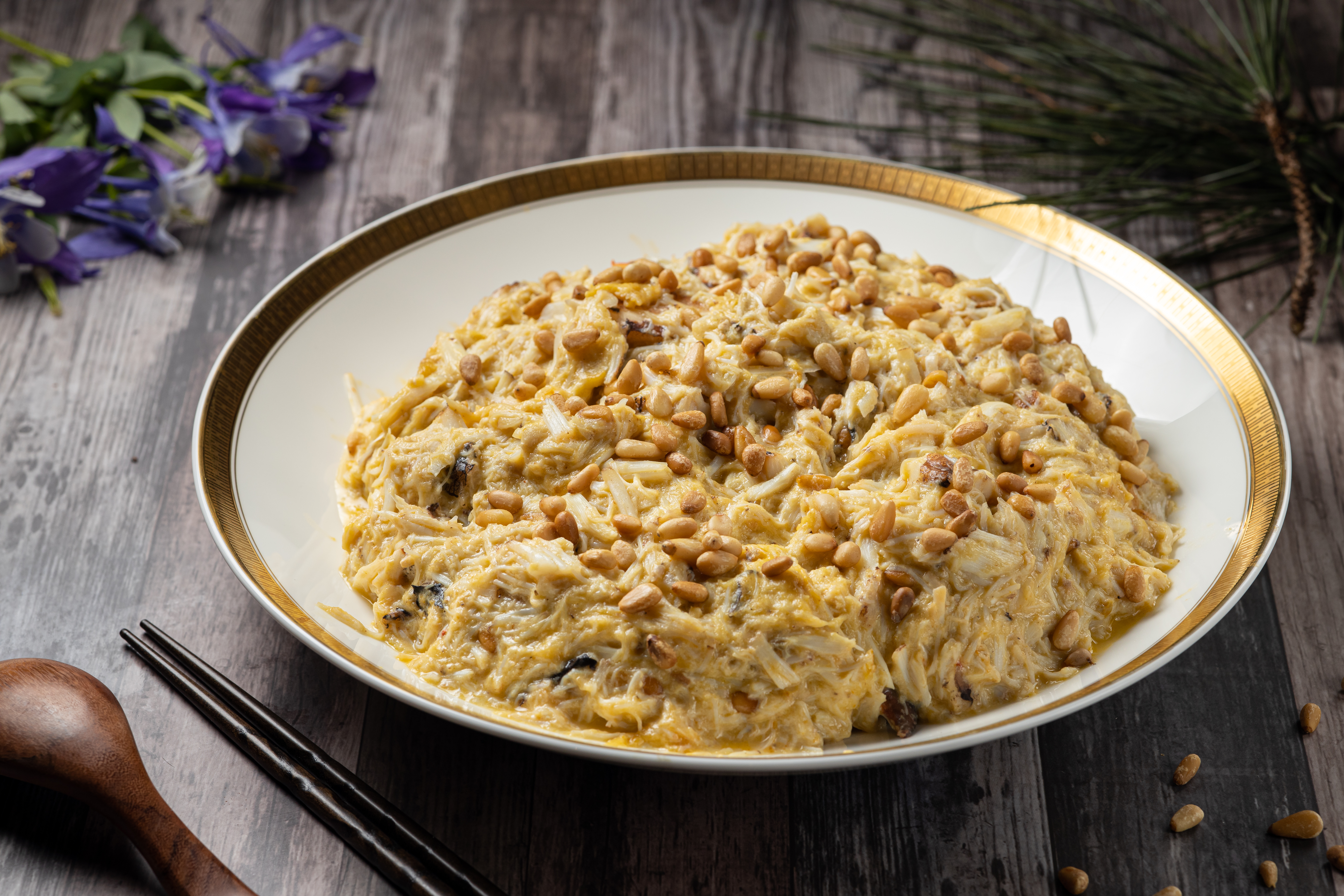 「鳳城炒鮮奶丼飯」又叫大良炒鮮奶，大良、鳳城就是現在的順德，是黎智英的故鄉。