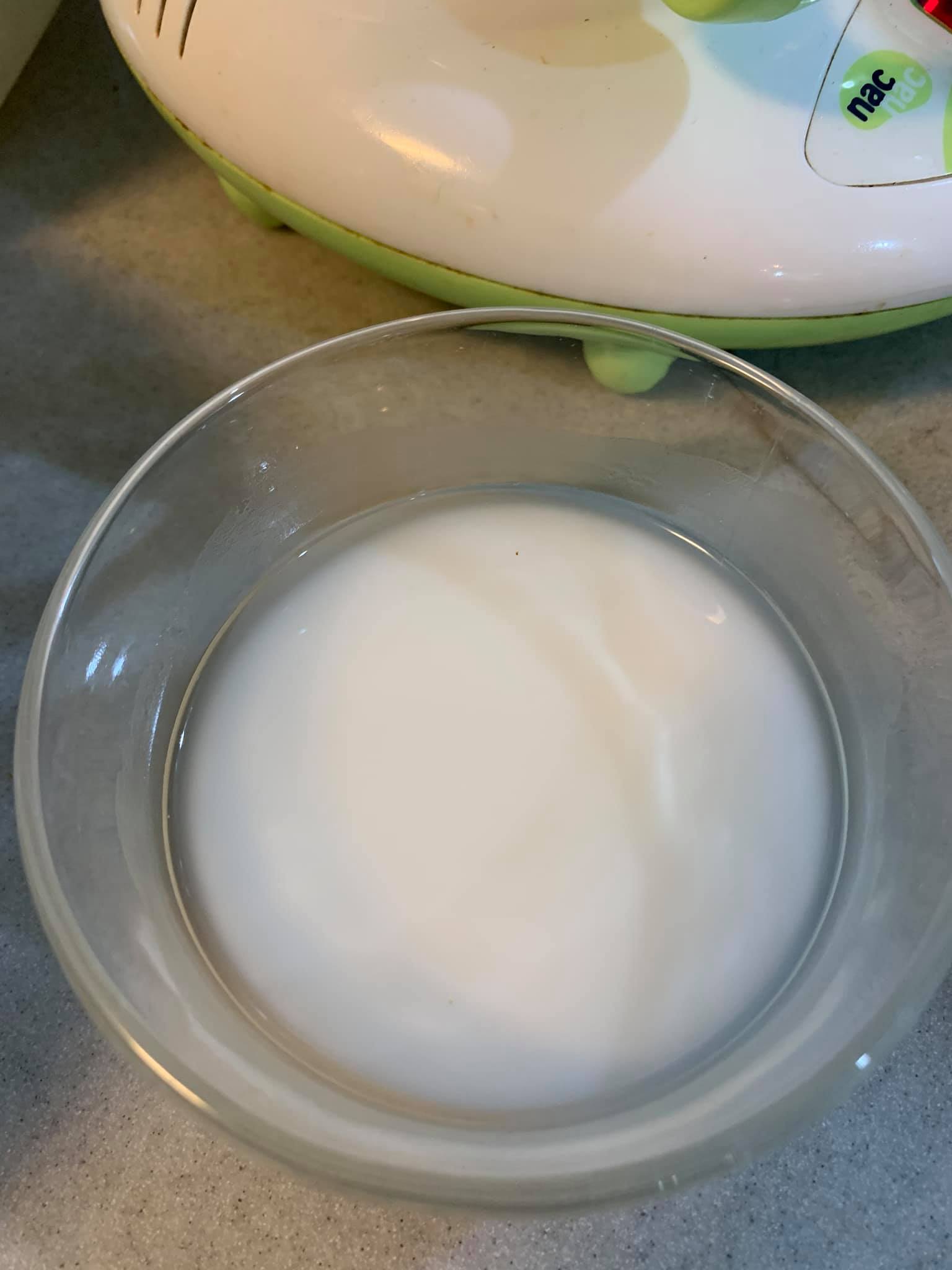 在鮮奶中倒入太白粉水拌勻。