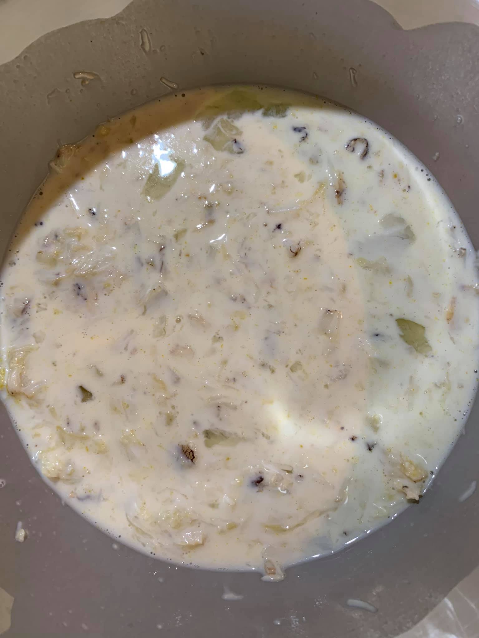 將蟹肉放入，加一匙鹽。