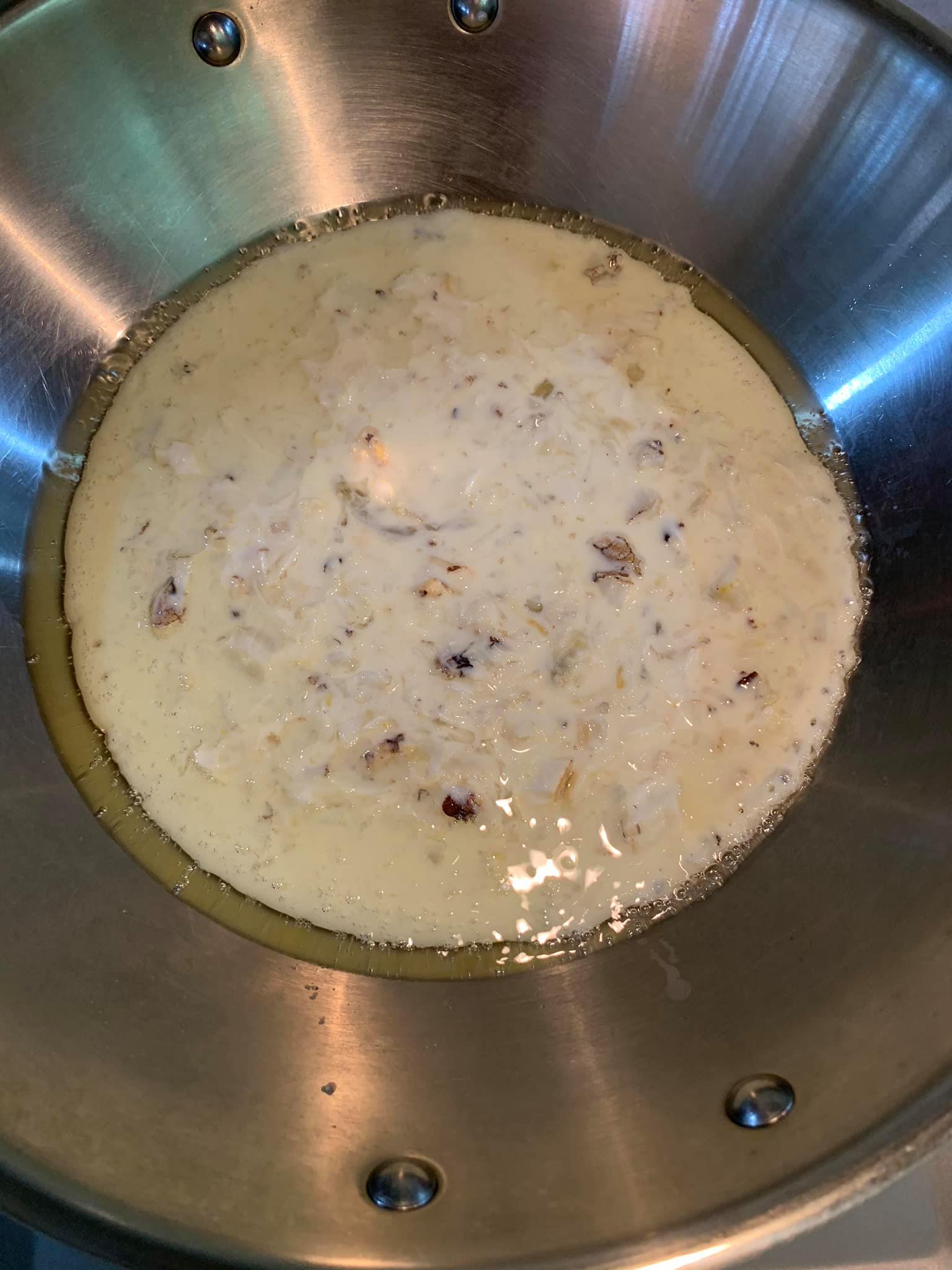 將奶液入鍋開始炒。