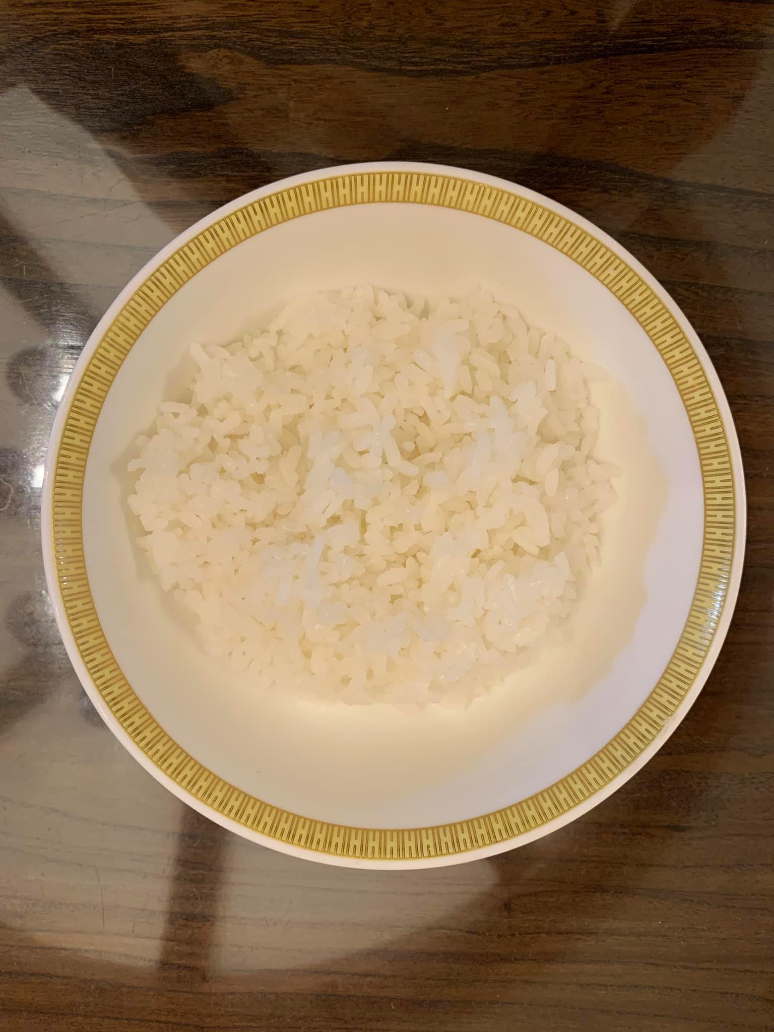 先裝好白飯。