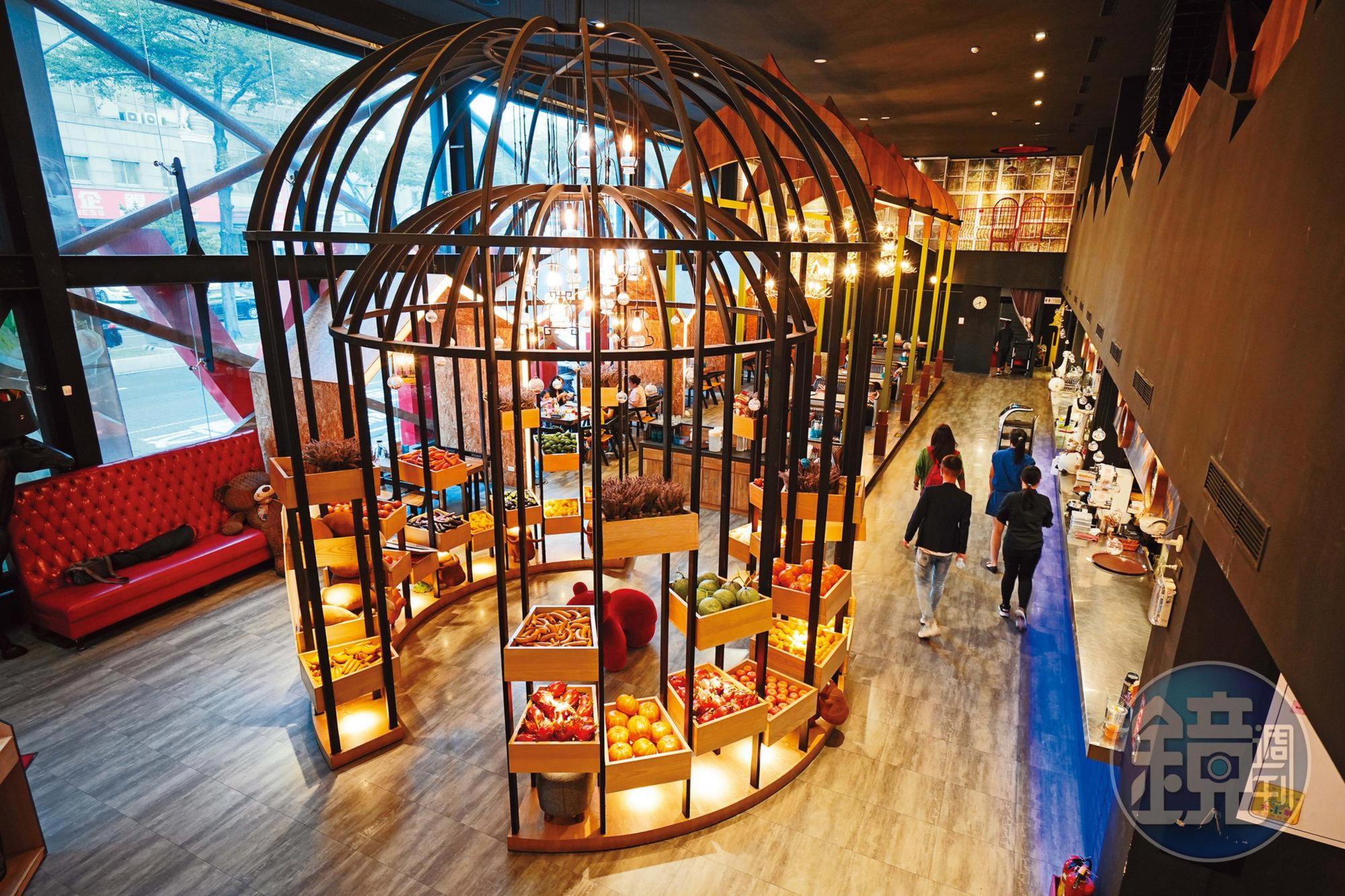 副品牌陽光皇后主打義式料理，店內6米高的鳥籠裝潢象徵要網羅美味，相當吸睛，現有5家門市。