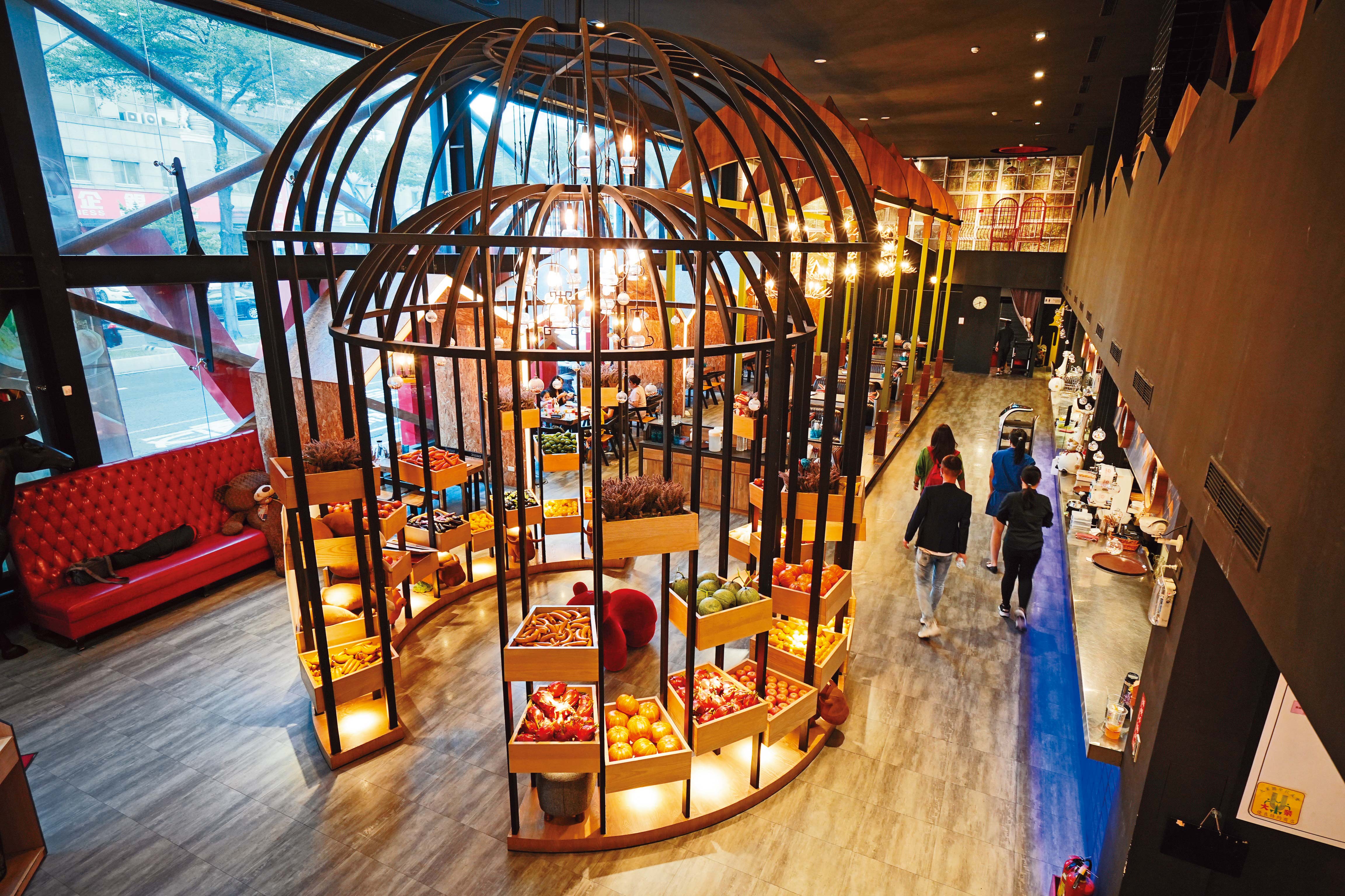 副品牌陽光皇后主打義式料理,店內6米高的鳥籠裝潢象徵要網羅美味,相當吸睛,現有5家門市。