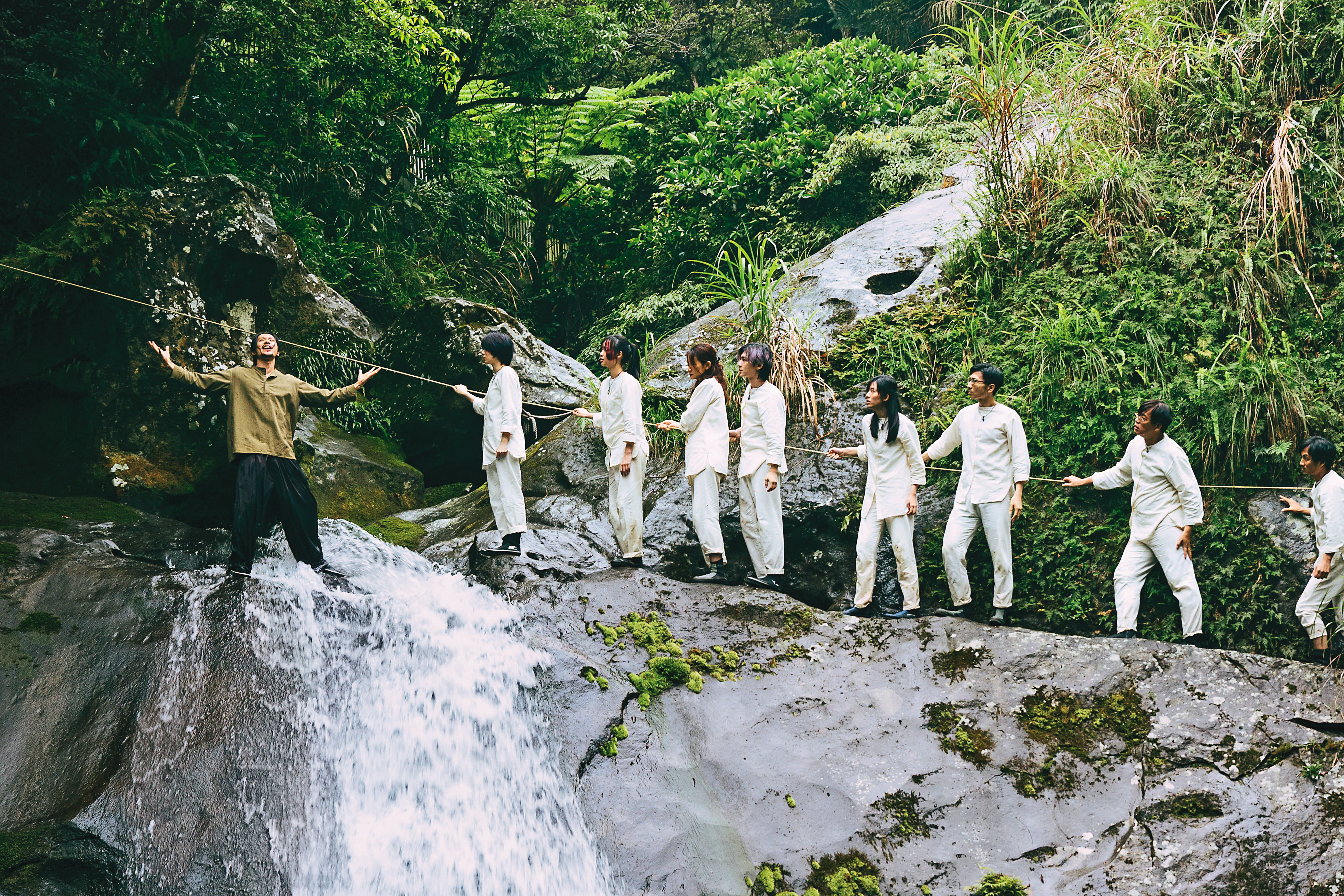 姚淳耀（左一）飾演的「教主」帶領信眾學員透過野溪跳水考驗信心，劇組事前也安排各種訓練與準備。（絡思本娛樂提供）