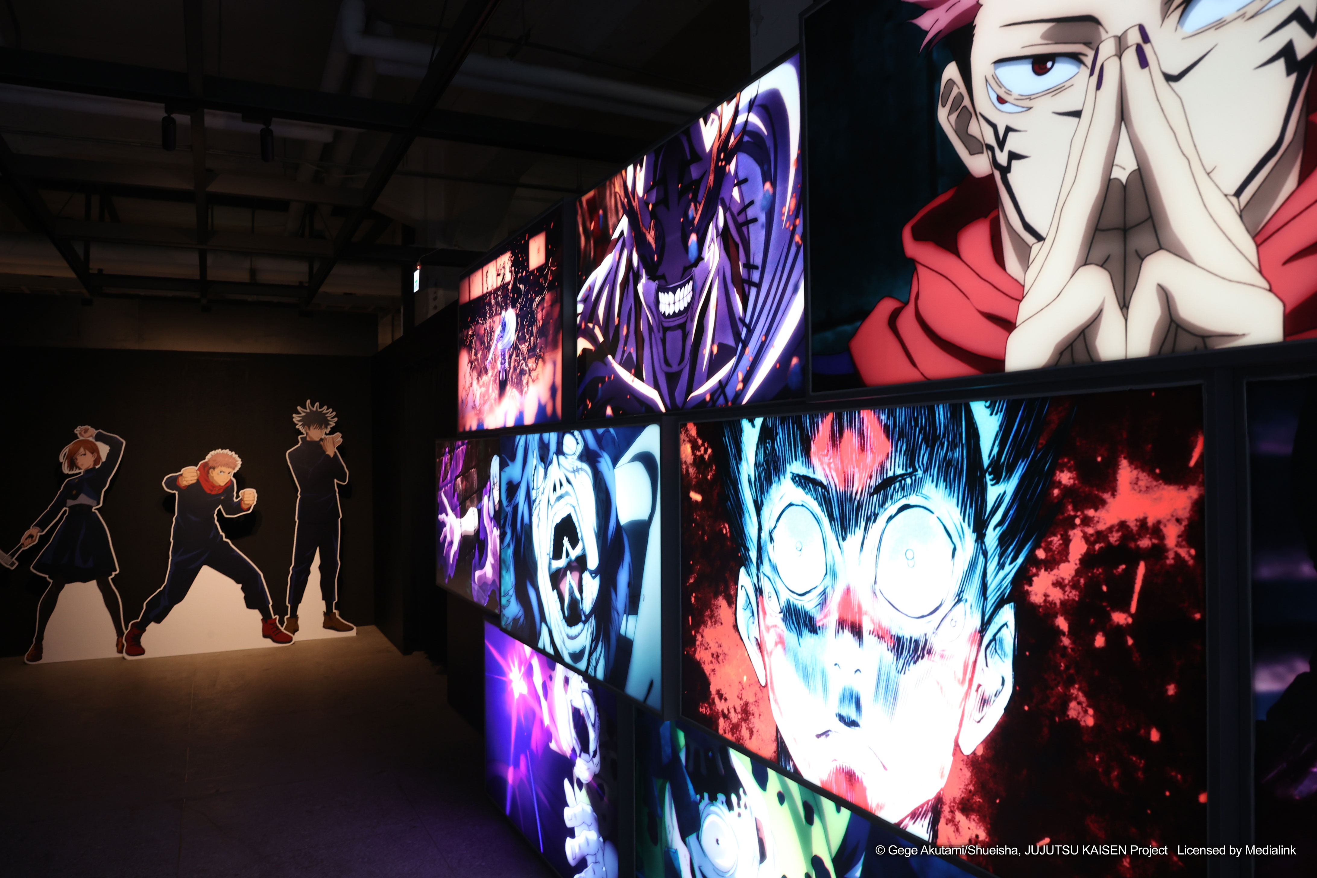 咒術迴戰大型快閃店明天起在松山文創園區登場，內部利用燈箱重現動畫經典場面。（羚邦提供）
