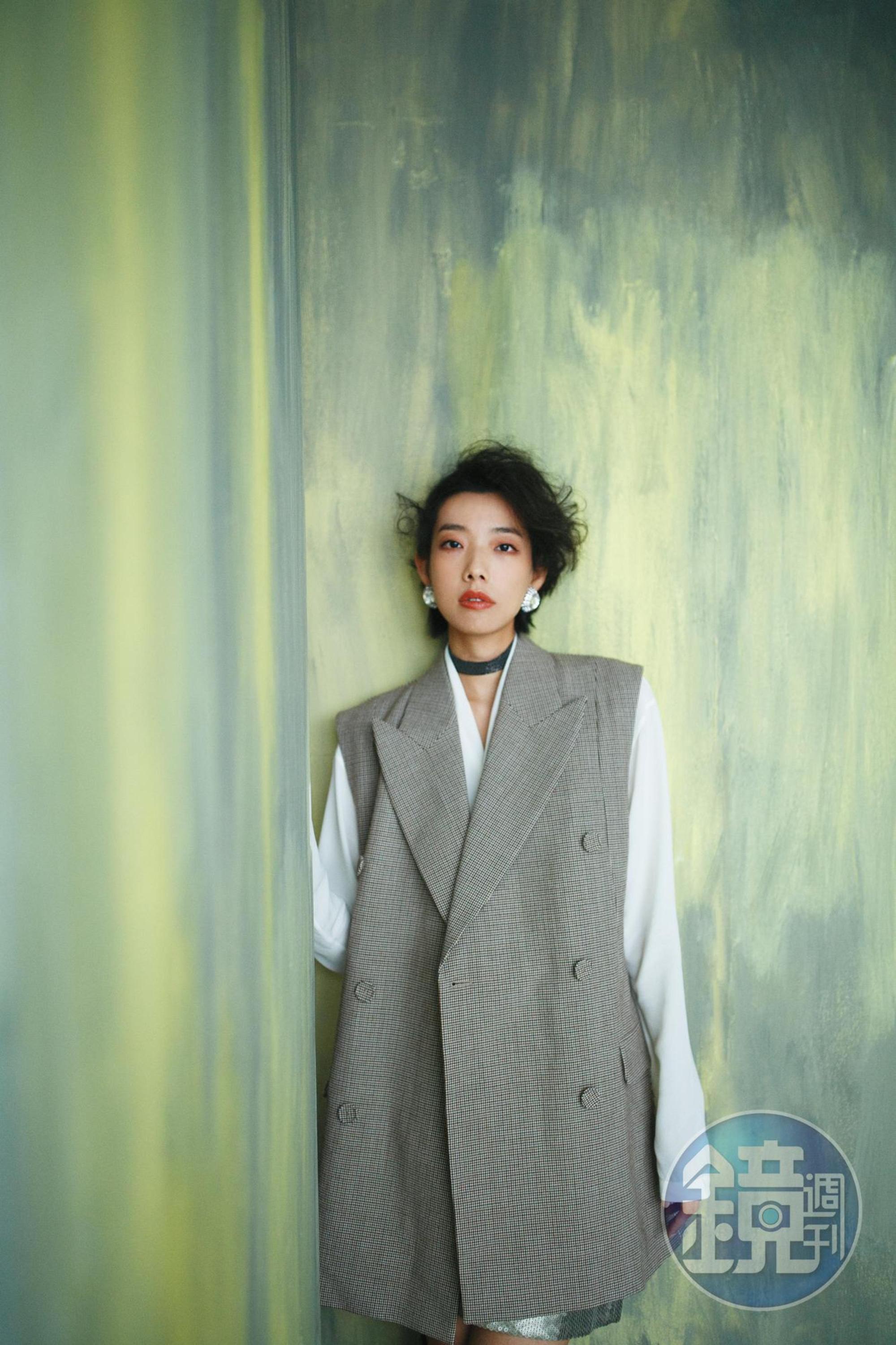 格紋背心 價格店洽by FENDI;白色Monili裝飾絲質上衣NT$81,500 by BRUNELLO CUCINELLI;金屬亮片短裙NT$65,100 by BRUNELLO CUCINELLI;水晶寶石耳環 價格店洽by MIU MIU。