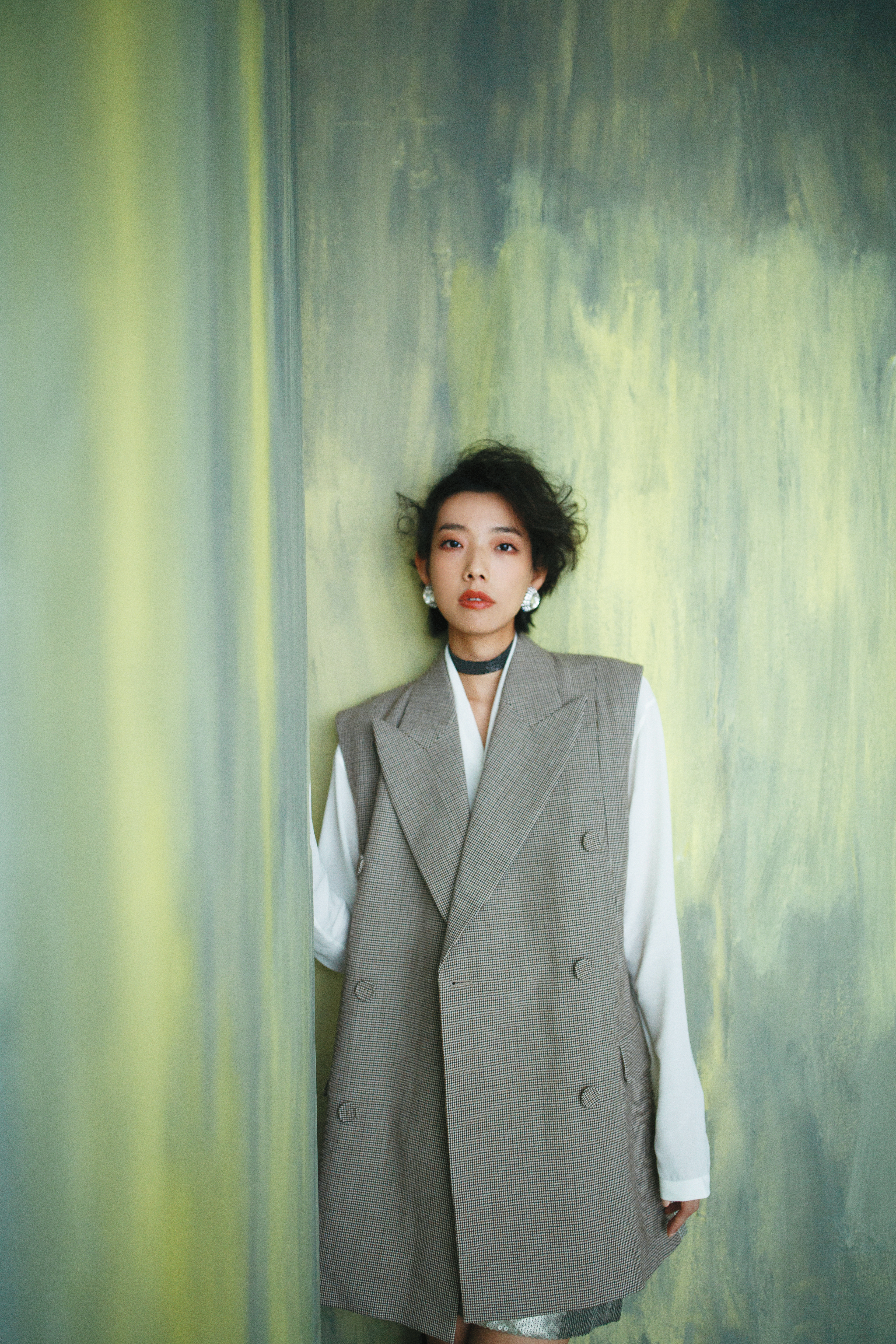 格紋背心 價格店洽by FENDI；白色Monili裝飾絲質上衣NT$81,500 by BRUNELLO CUCINELLI；金屬亮片短裙NT$65,100 by BRUNELLO CUCINELLI；水晶寶石耳環 價格店洽by MIU MIU。