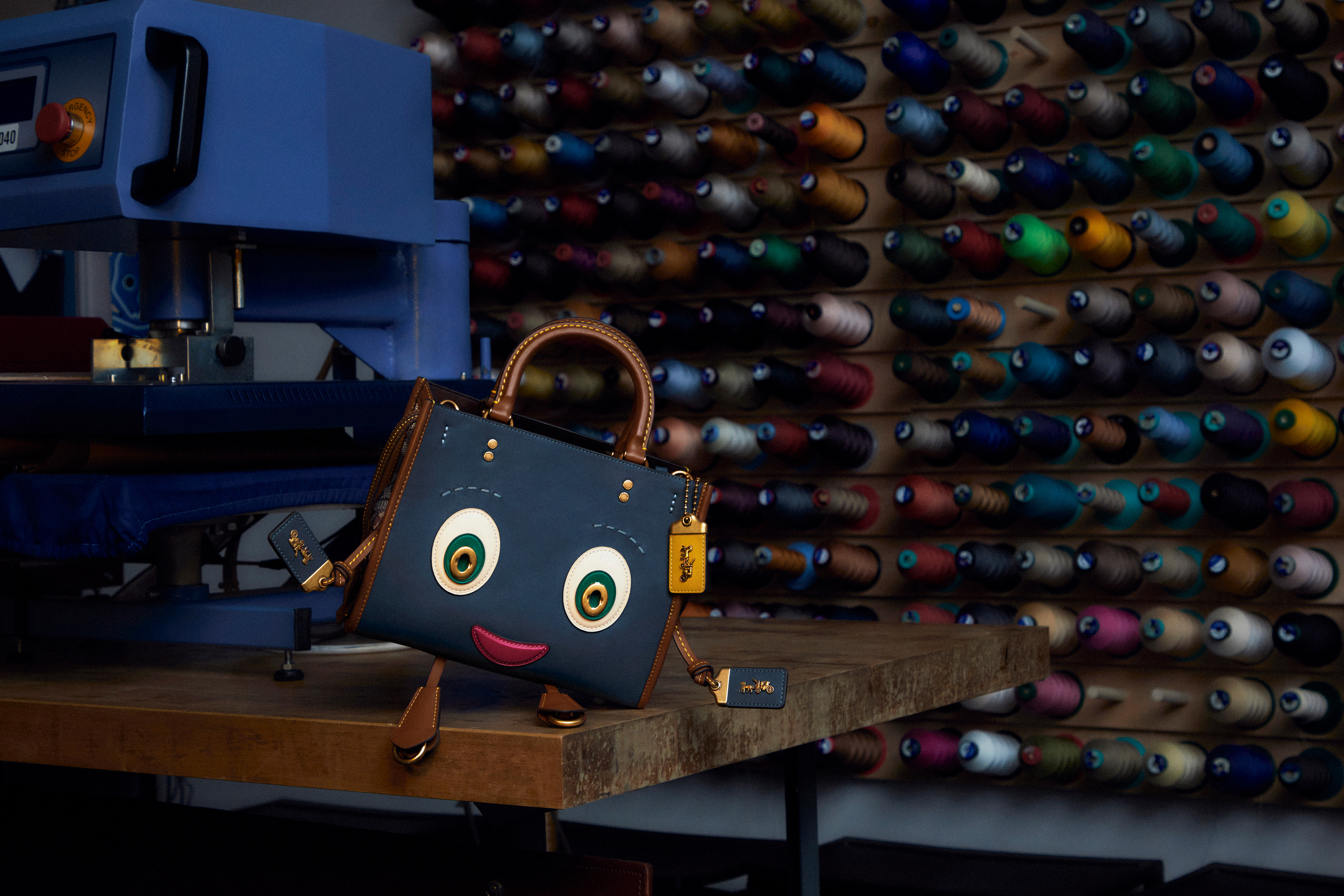 COACH推出限量的Coachies表情包，情緒十足，超級可愛逗趣。Coachies Rogue Bag 25 Sparkie NT$37,800（COACH提供）