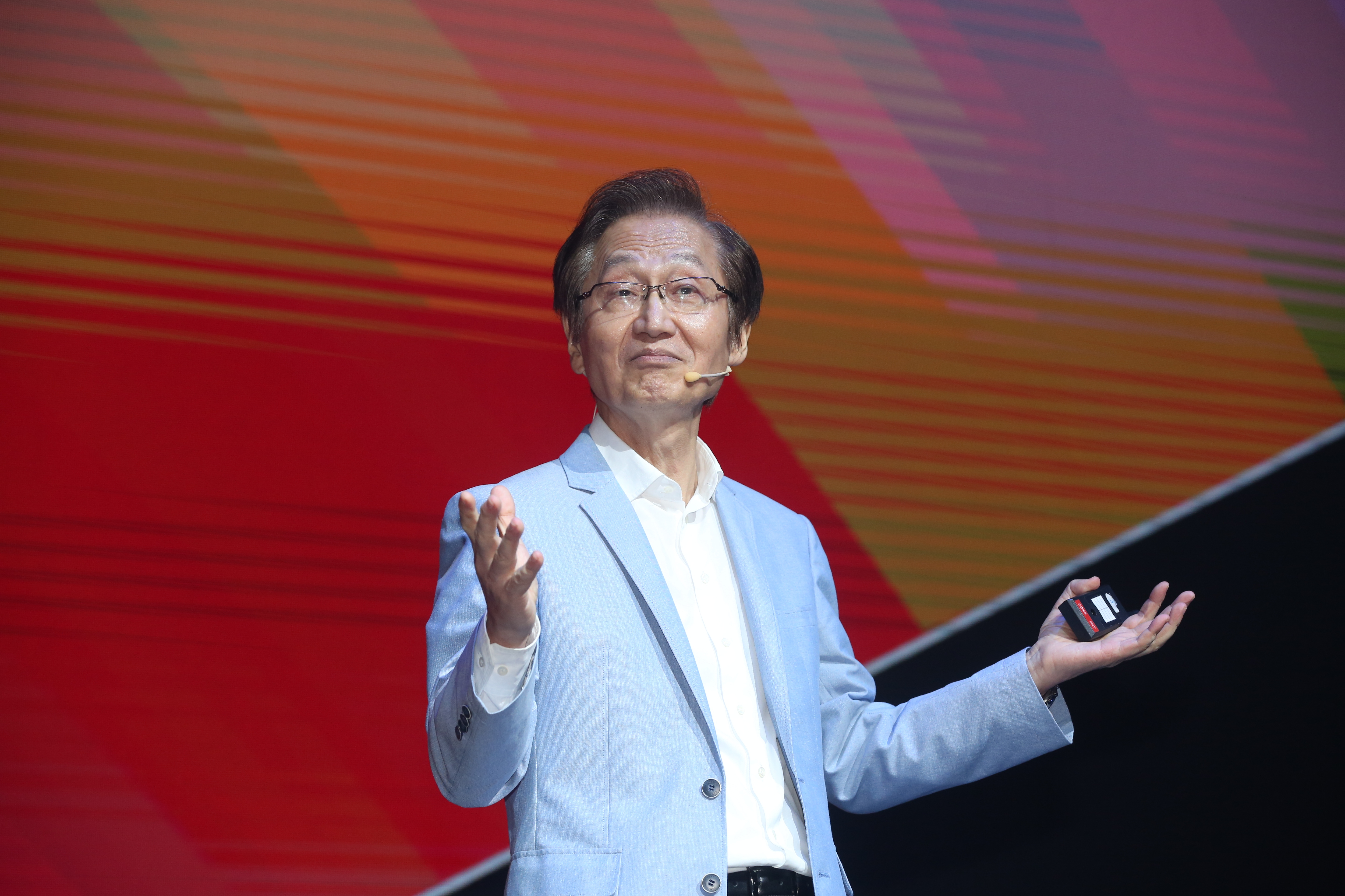 華碩力拚下半年營運轉強，針對出貨和庫存問題訂出積極目標。圖為華碩董事長施崇棠。（本刊資料照）