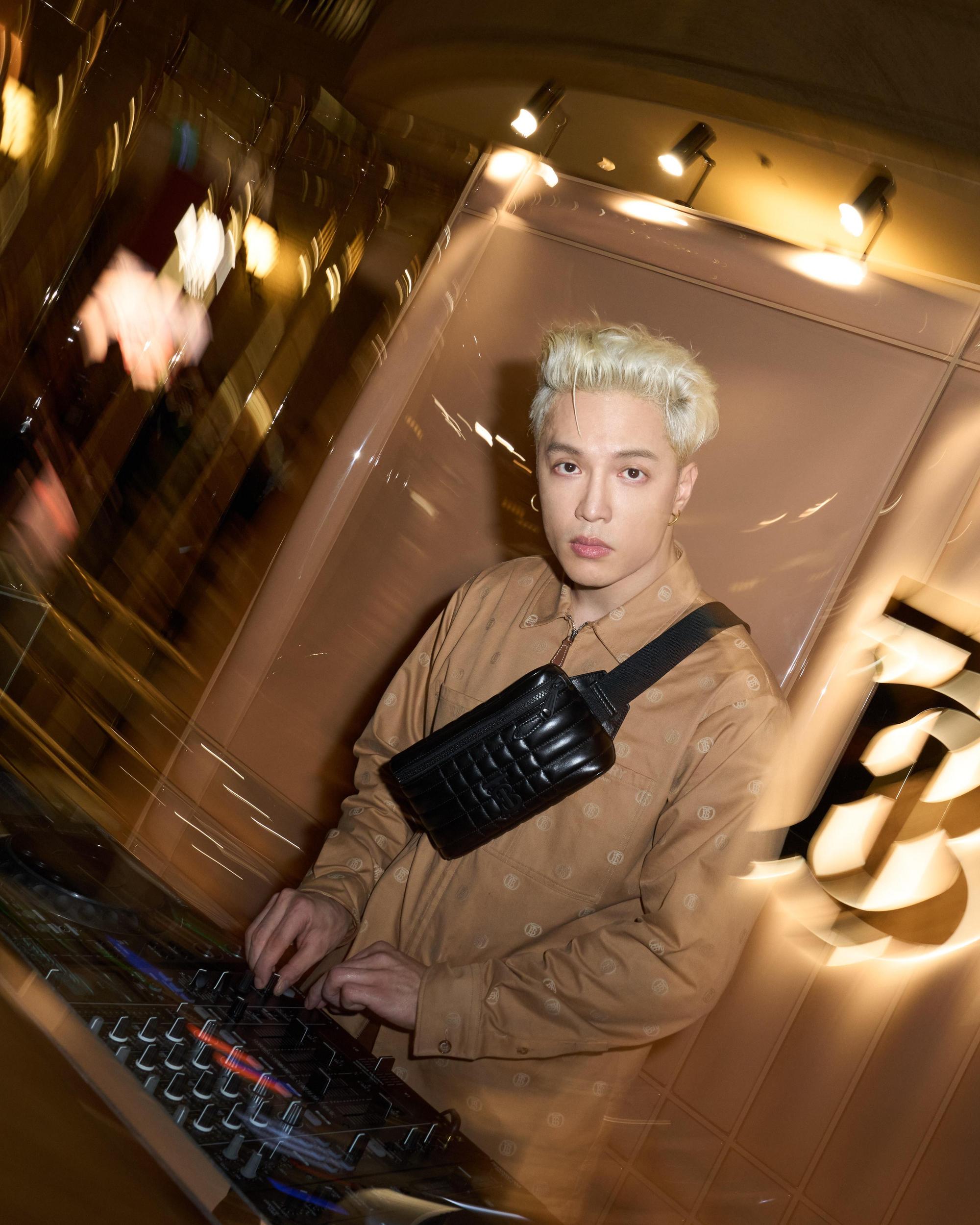 J.Sheon曾獲得第11屆金音獎最佳節奏藍調專輯獎,擔任開幕派對的DJ。(Burberry提供)