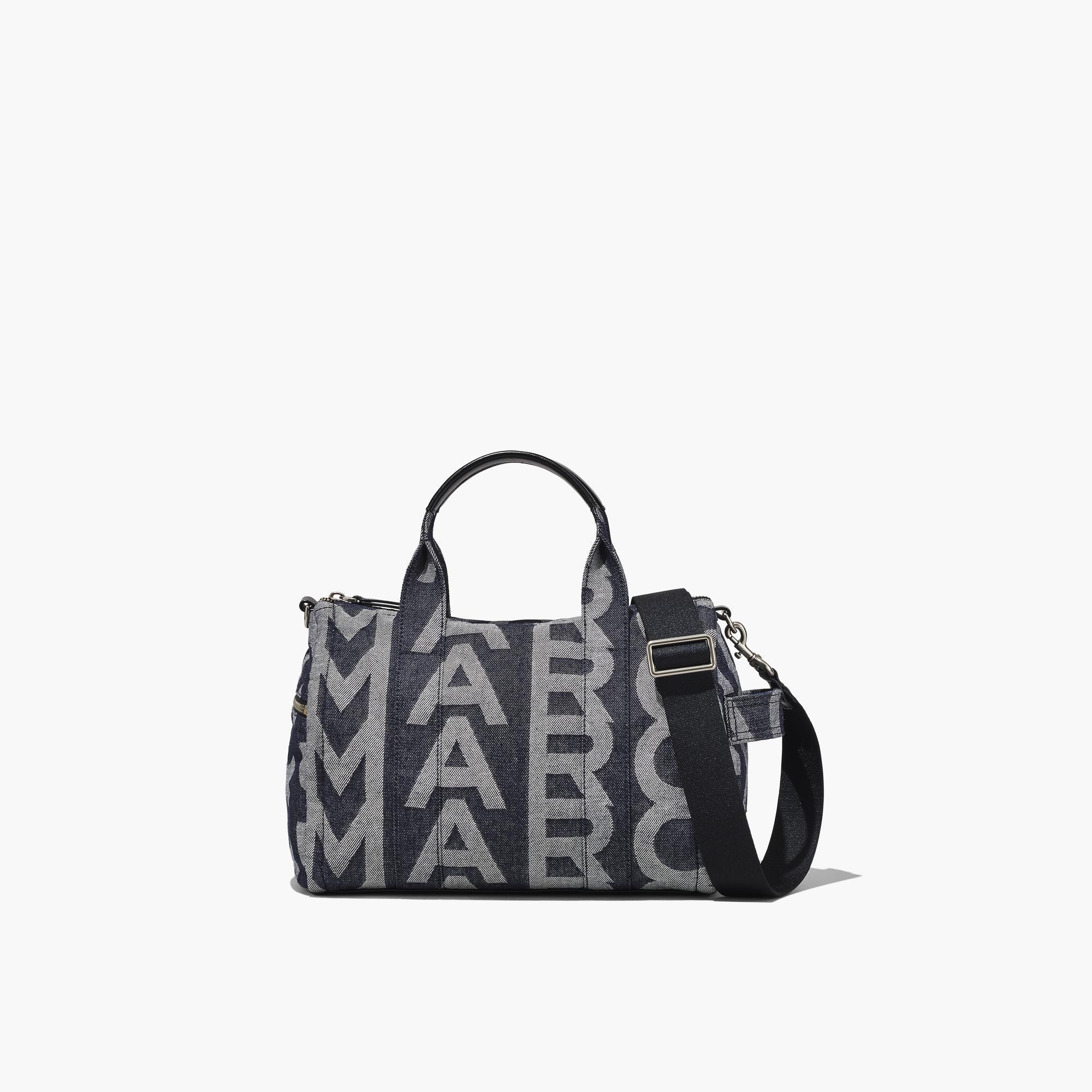 Marc Jacobs Monogram丹寧系列Duffle圓筒旅行包。NT$18,900。（俊思提供）