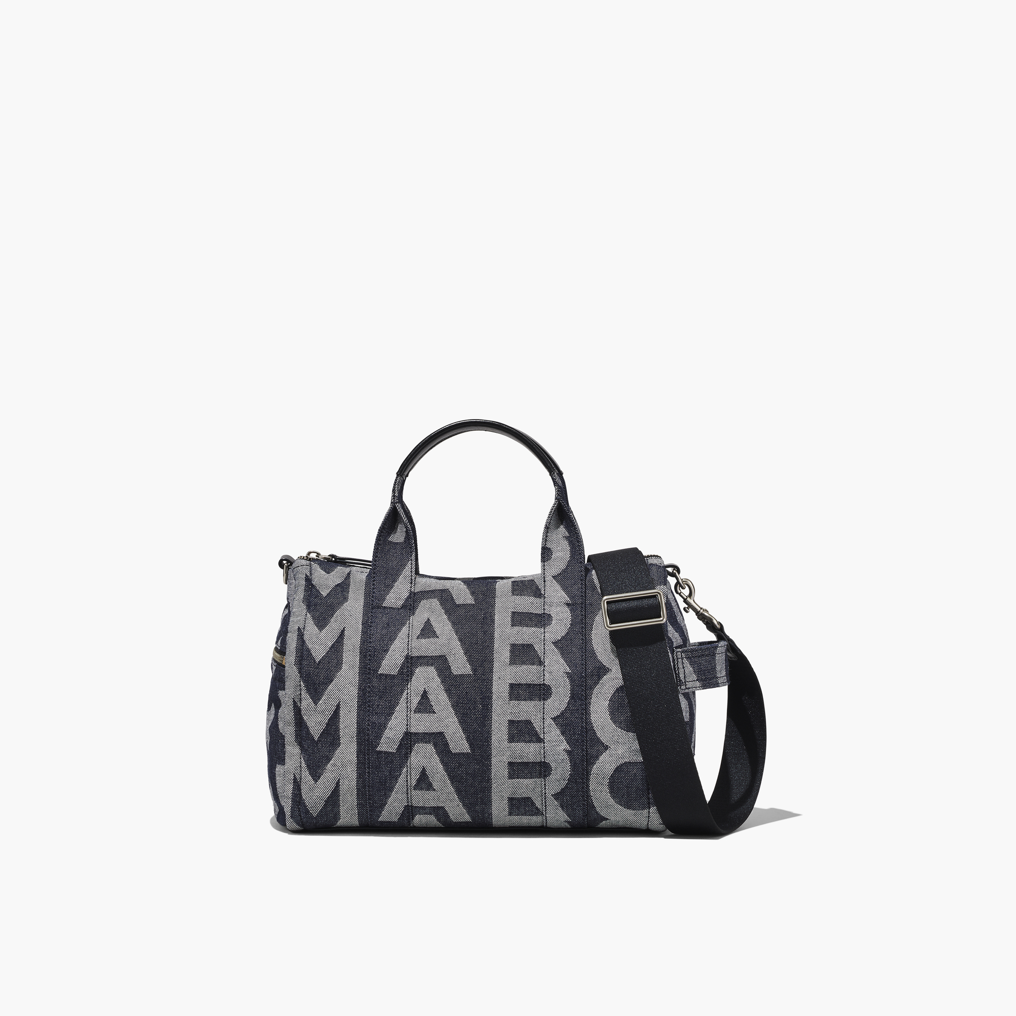 Marc Jacobs Monogram丹寧系列Duffle圓筒旅行包。NT$18,900。（俊思提供）